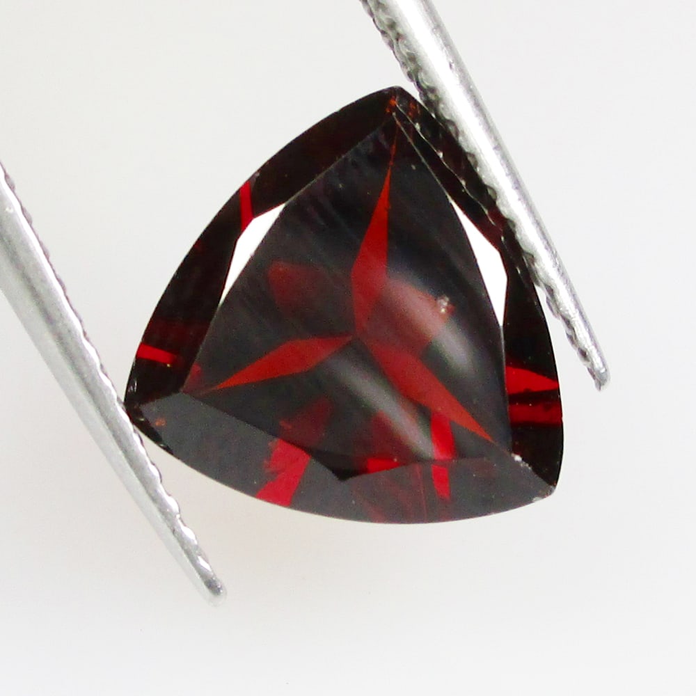 3.17 Ctw Natural Rhodolite Garnet Trillion Cut: No Reserve! Title: 3.17 Ctw Natural Rhodolite Garnet Trillion Cut Stone Clarity: VVS Gemstones: Natural Rhodolite Garnet Carat Weights: 3.17 Size/Dimensions: 10.10 x 10.10 x 5.00 mm Additional Informa