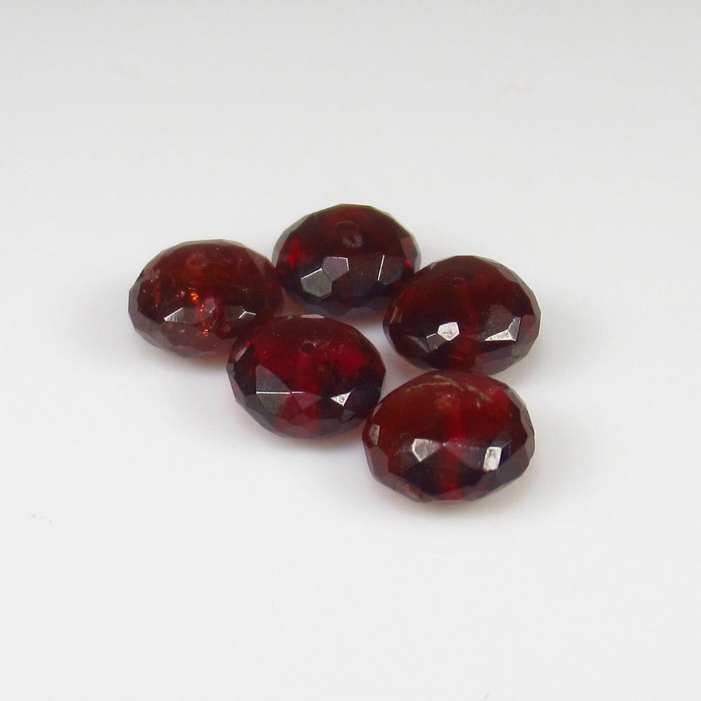 10.39 Ct - Natural Rhodolite Garnet Beads: No Reserve! Title: 10.39 Ct - Natural Rhodolite Garnet Beads Additional Information: Gemstone Gemstones: Garnet Beads Carat Weights: 10.39 Size/Dimensions: 7.1 - 7.4 mm Additional Information: Pieces 