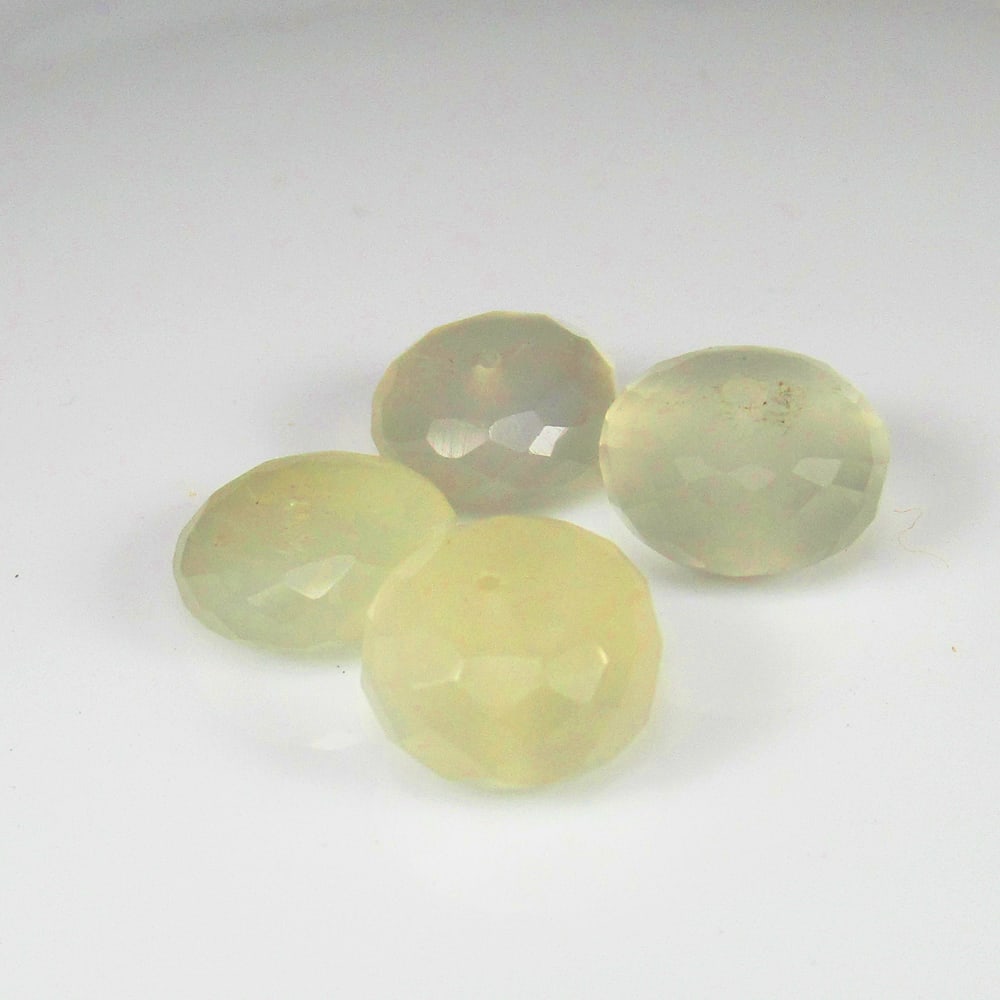 12.94 Ct - Natural Moonstone Beads: No Reserve! Title: 12.94 Ct - Natural Moonstone Beads Additional Information: Gemstone Gemstones: Moonstone Beads Carat Weights: 12.94 Size/Dimensions: 8.8 - 9.9 mm Additional Information: Pieces : 4