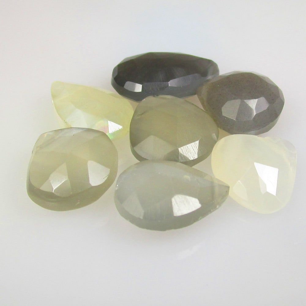 26.61 Ctw Natural 7 Moonstone Pear Beads: No Reserve! Title: 26.61 Ctw Natural 7 Moonstone Pear Beads Stone Clarity: Translucent Gemstones: Natural Moonstone Beads Carat Weights: 26.61 Size/Dimensions: 11.0x11.7- 15.0x9.5 mm / 7 Pc's Addition