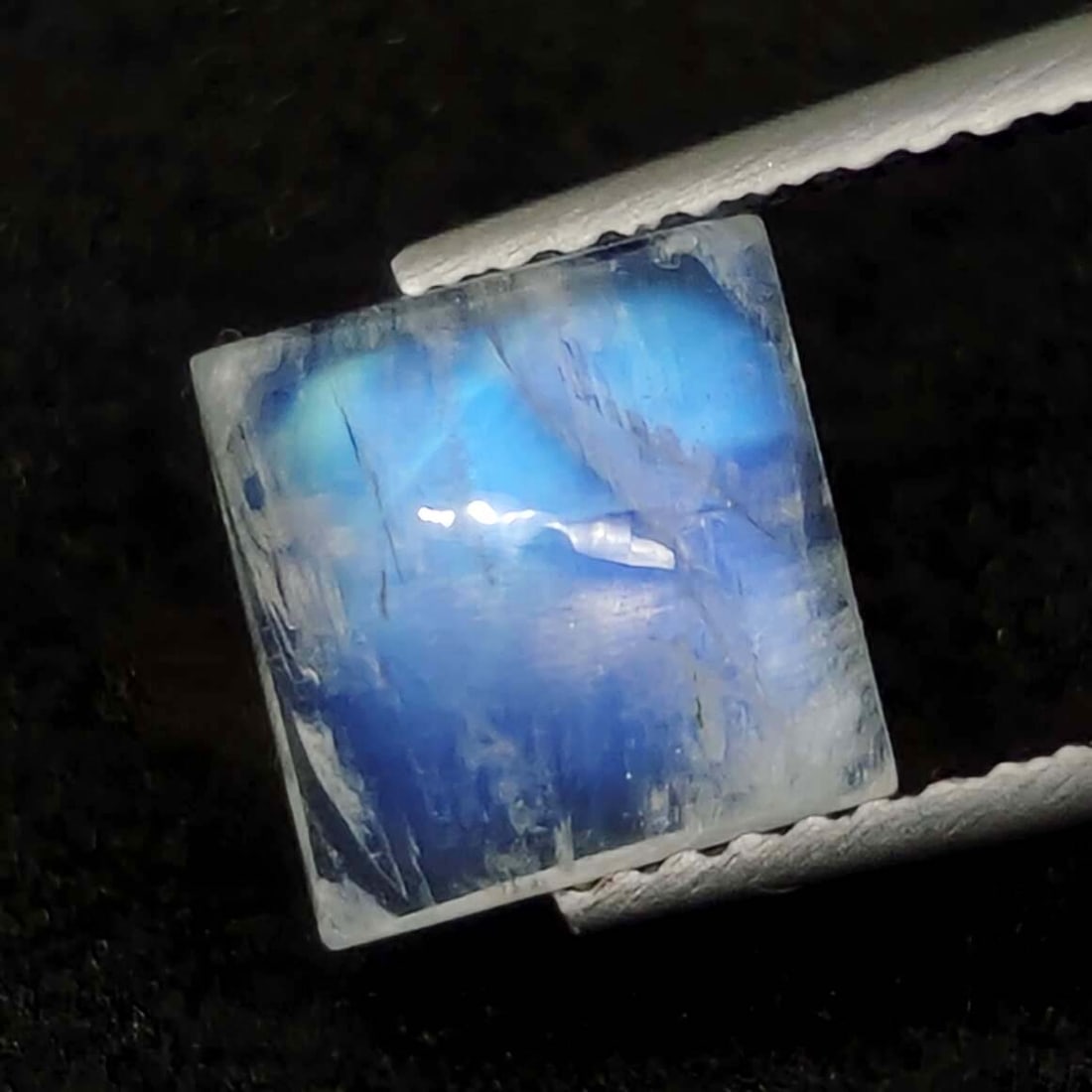 2.60 ct Natural Royal Blue Moonstone: No Reserve! Title: 2.60 ct Natural Royal Blue Moonstone Additional Information: Gemstones: Natural Moonstone Carat Weights: 2.60 ct Size/Dimensions: 7.80 X 7.60 X 4.30 mm Approx Materials & Techniques