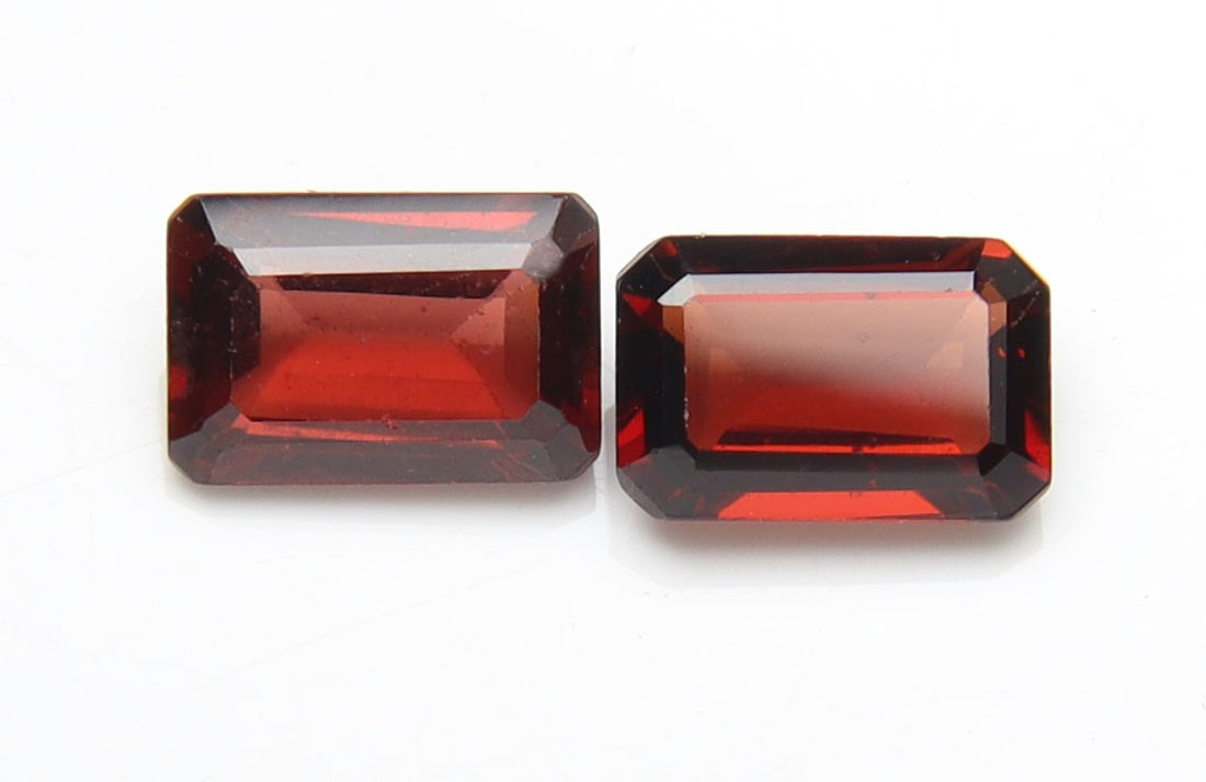 Lovely " Natural Pyrope Almandine Garnet " 1.28 Cts Natural Pyrope Almandine Garnet: No Reserve! Title: Lovely " Natural Pyrope Almandine Garnet " 1.28 Cts Natural Pyrope Almandine Garnet Additional Information: Gemstone : Natural Almandine Garnet Shape and cut : Rectengular Cut Origi