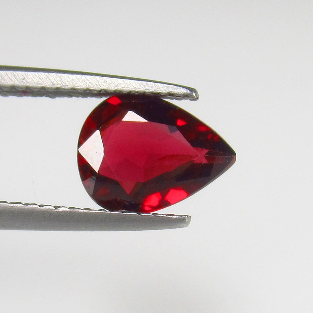 Natural Rhodolite Garnet - 1.91 Ct: No Reserve! Title: Natural Rhodolite Garnet - 1.91 Ct Origin: Mozambique Weight: 1.91 Size/Dimensions: 9.0 x 7.0 x 3.7 mm Additional Information: Pieces : 1 No's / Shape : Pear Cut / Color : Purplish 