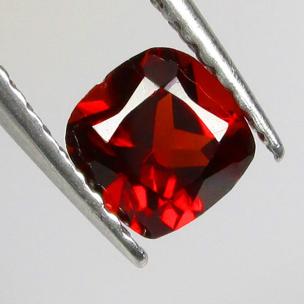 0.65 Ctw Natural Rhodolite Garnet Cushion Cut: No Reserve! Title: 0.65 Ctw Natural Rhodolite Garnet Cushion Cut Stone Clarity: VVS Gemstones: Natural Rhodolite Garnet Carat Weights: 0.65 Size/Dimensions: 5.10 x 5.10 x 3.30 mm Additional Informatio