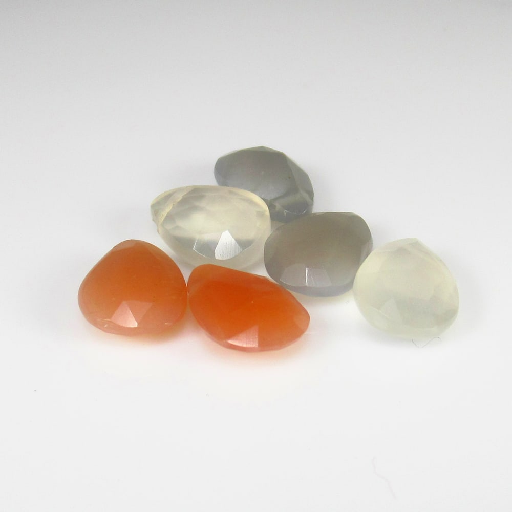 10.52 Ct - Natural Moonstone Beads: No Reserve! Title: 10.52 Ct - Natural Moonstone Beads Additional Information: Gemstone Gemstones: Moonstone Beads Carat Weights: 10.52 Size/Dimensions: 10.0x7.0 - 10.5x7.3 mm Additional Information: P