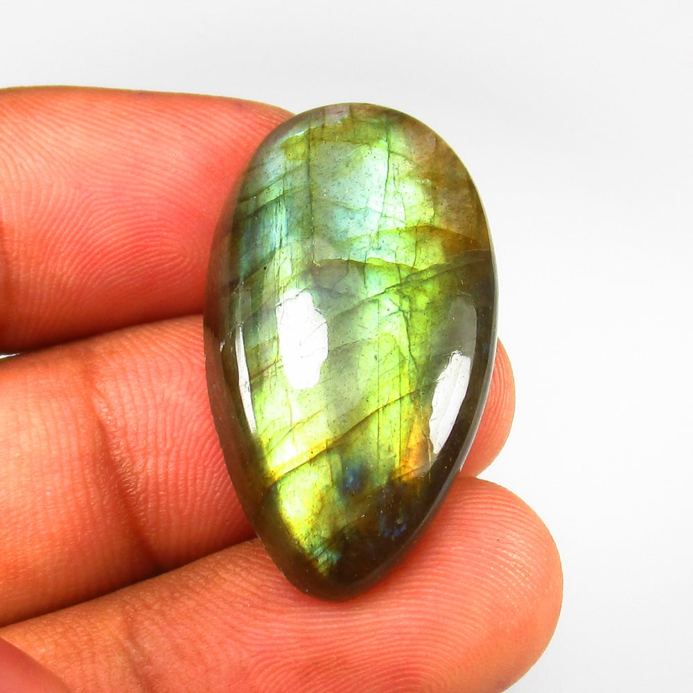 33.07 Ct - Natural Labradorite: No Reserve! Title: 33.07 Ct - Natural Labradorite Additional Information: Gemstone Gemstones: Labradoeite Carat Weights: 33.07 Size/Dimensions: 32.0 x 18.5 x 7.1 mm Additional Information: Pieces : 1