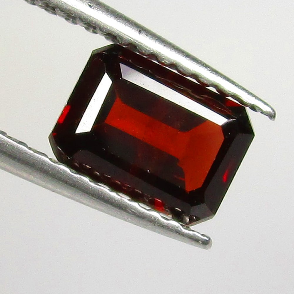1.26 Ctw Natural Rhodolite Garnet Octagon Cut: No Reserve! Title: 1.26 Ctw Natural Rhodolite Garnet Octagon Cut Stone Clarity: VVS Gemstones: Natural Rhodolite Garnet Carat Weights: 1.26 Size/Dimensions: 7.20 x 5.30 x 3.40 mm Additional Informatio