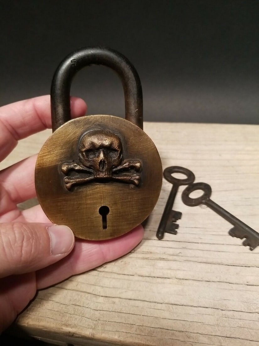 Brass Pirate Skull Cross Bones Padlock Lock & Key (1 of 12)