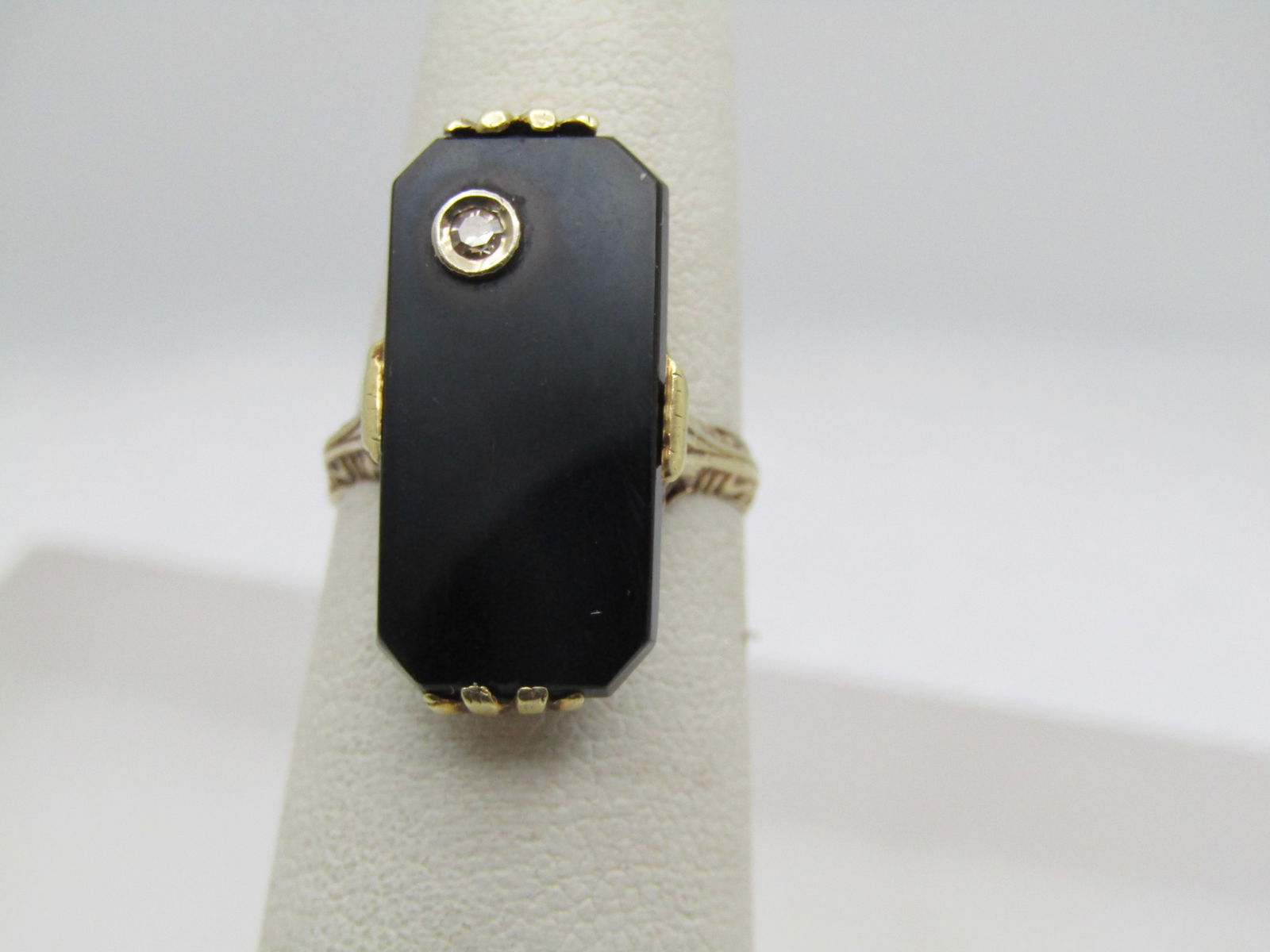 Vintage 14kt Onyx Diamond Ring, Sz. 5.25. Scrolled, Art Deco Themed: Vintage 14kt Onyx Diamond Ring, Sz. 5.25. Scrolled, 1940's-1950's or earlier - art deco or art deco themed. The onyx is a long rectangle with cut corners and appx. 20mm by 10mm. In one corner it has a