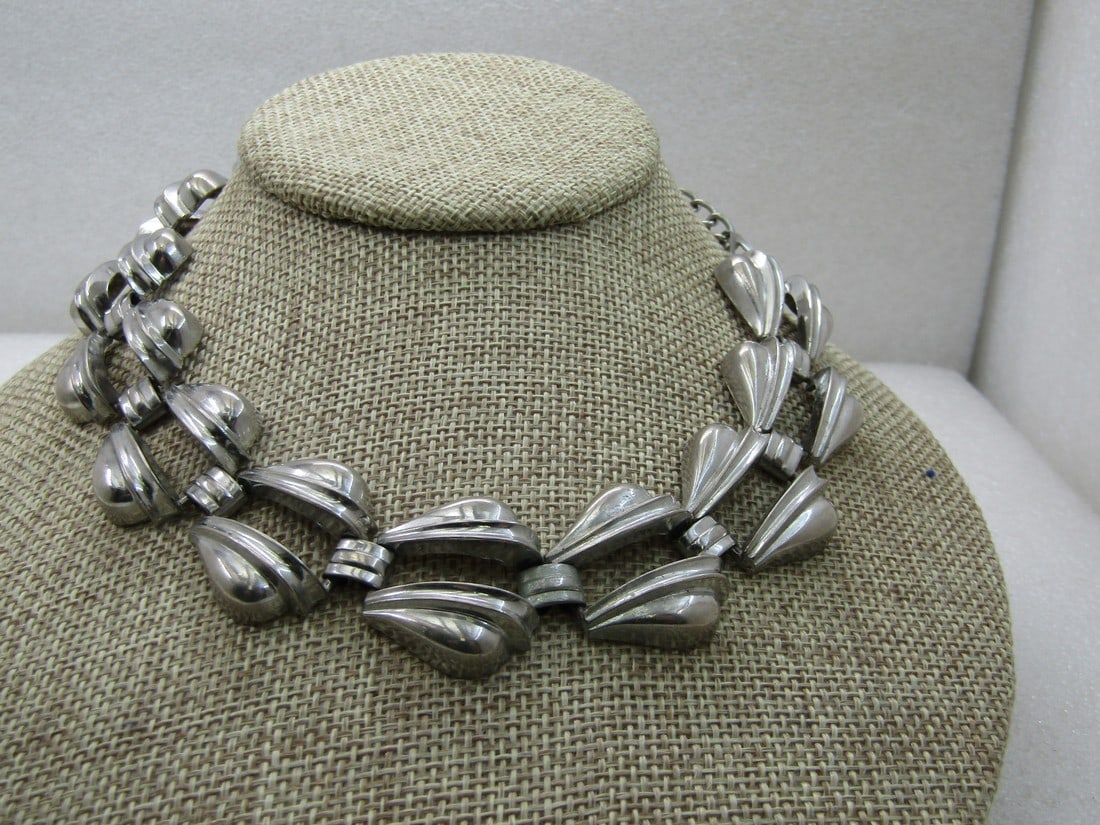 Vintage Art Deco Choker Necklace, 15.5", 1960's, Silver Tone: Vintage Art Deco Choker Necklace, 15.5", 1960's, Silver Tone. Neraly 1" tall ridged links with an open center and a recessed connector link, hook clasp with chain and diamond shaped link at the ball o