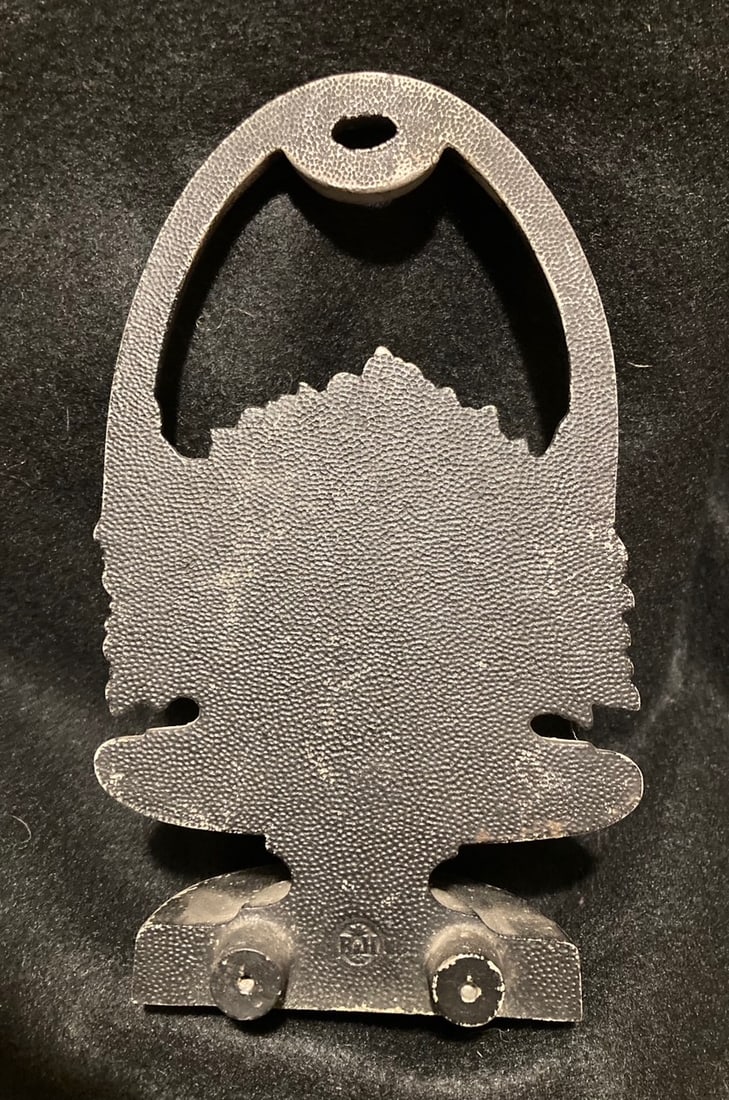 Marked B and H cast iron silver and black basket of flowers doorstop (1 of 3)