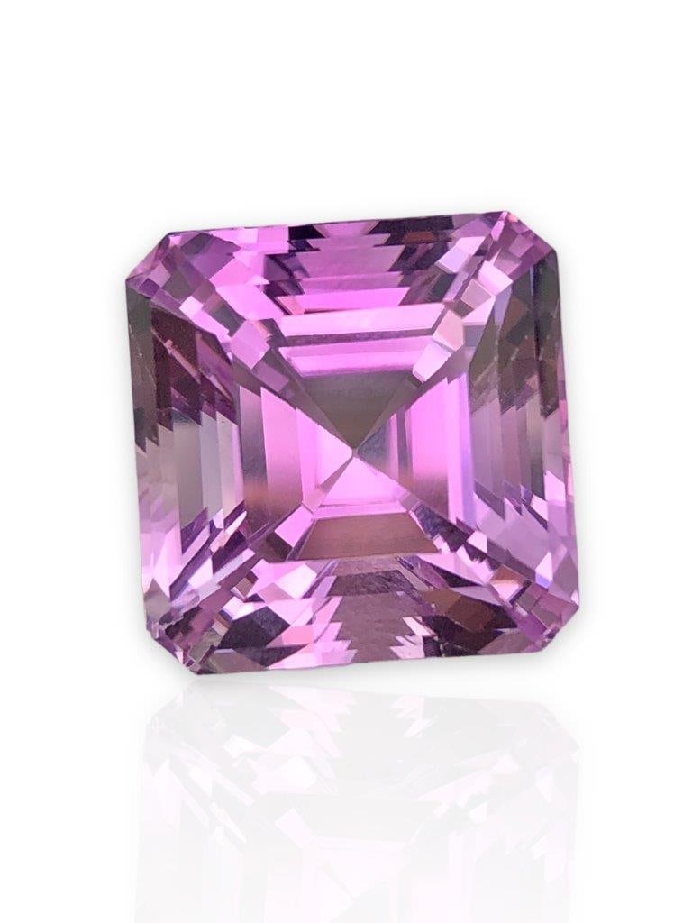 45.40 Carats Pink Kunzite Night Stone - 19X19X16 mm: Title: 45.40 Carats Pink Kunzite Night Stone - 19X19X16 mm Origin: Afganistan Additional Information: 45.40 Carats Pink Kunzite Night Stone - 19X19X16 mm Reserve: $500.00 Reserve: $15.00 to anywhere w