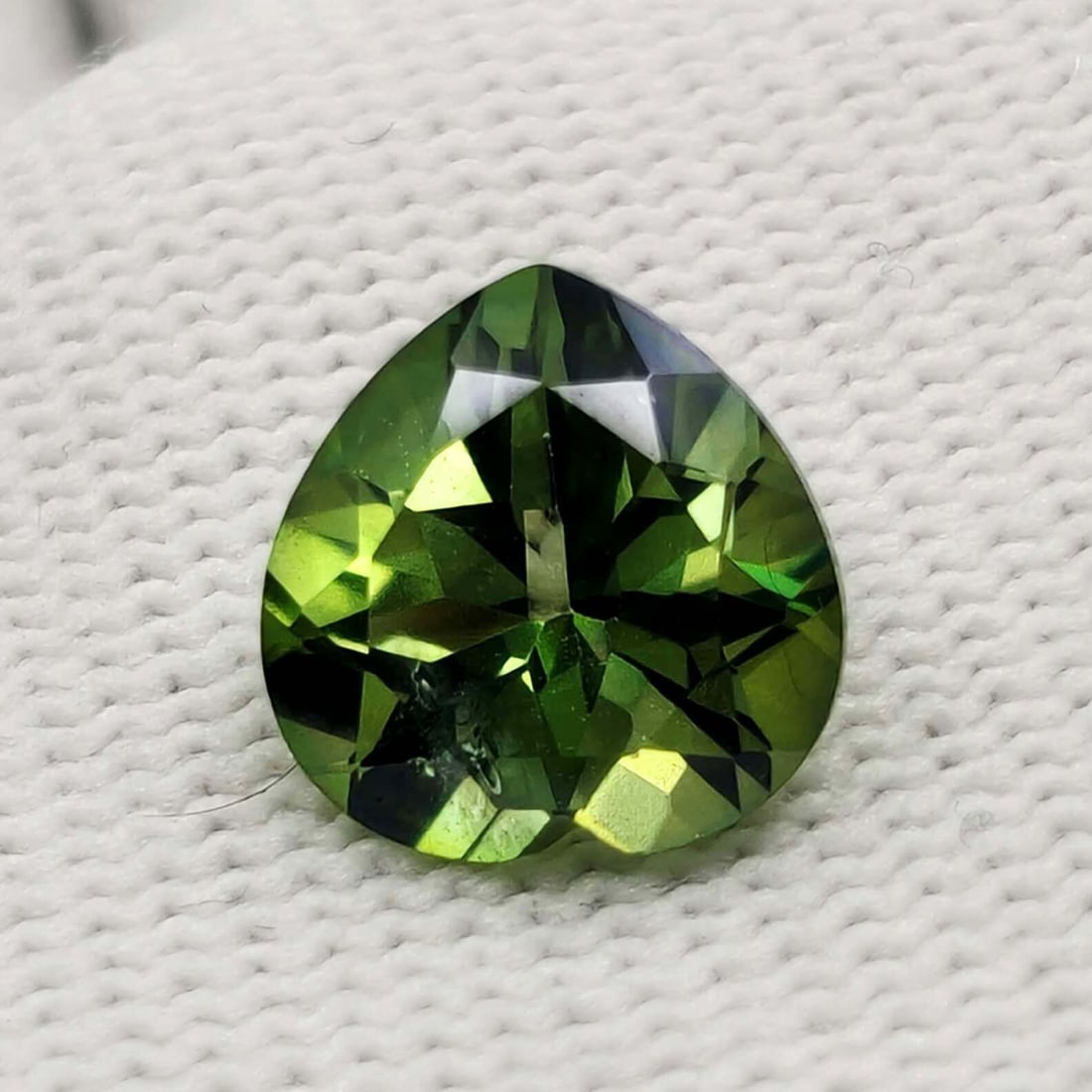 7.50 ct Top Grade Natural Emerald Green Topaz (1 of 3)