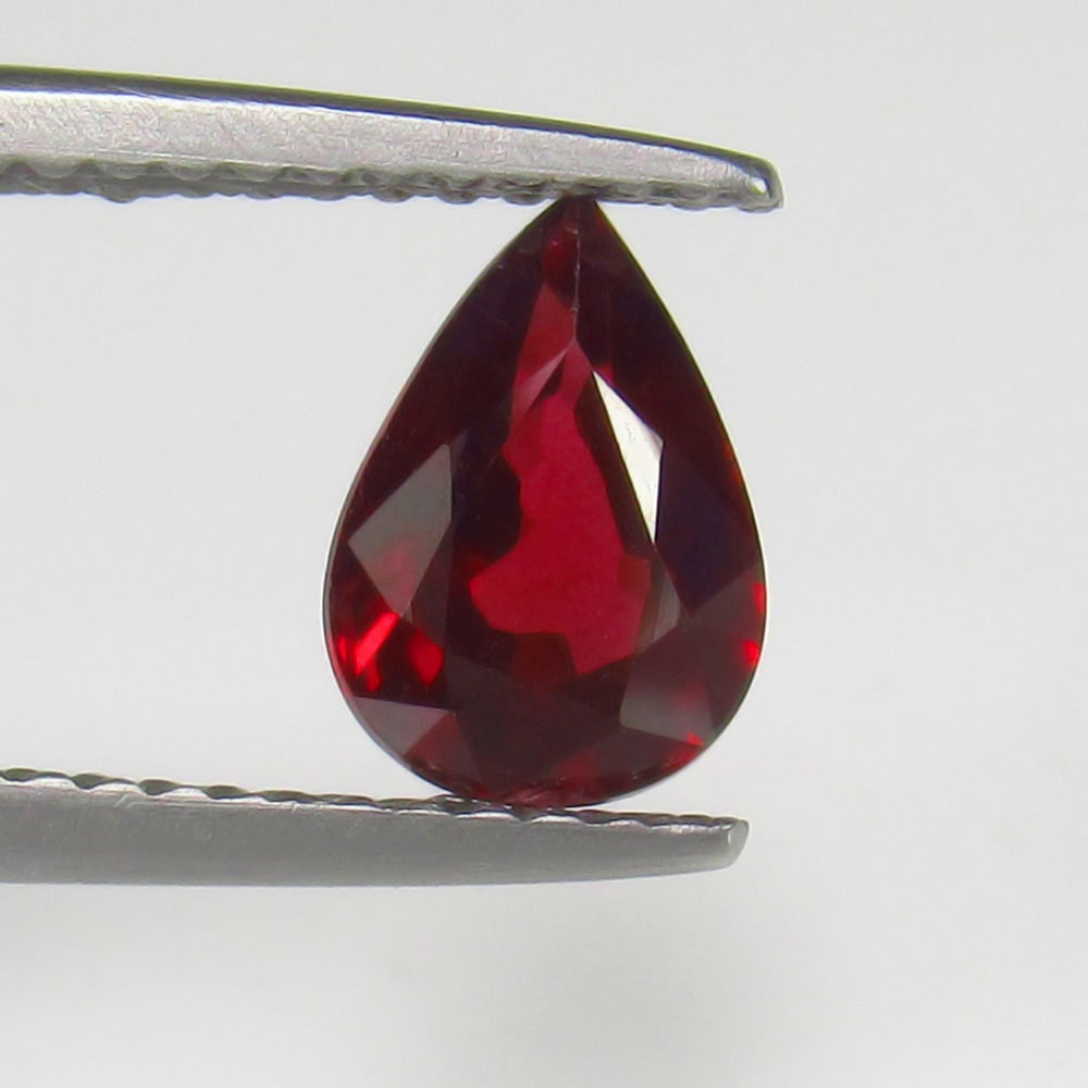 1.38 Ct - Natural Rhodolite Garnet: No Reserve! Title: 1.38 Ct - Natural Rhodolite Garnet Additional Information: Gemstone Gemstones: Garnet Carat Weights: 1.38 Size/Dimensions: 8.0 x 5.7 x 4.1 mm Additional Information: Pieces : 1 No's