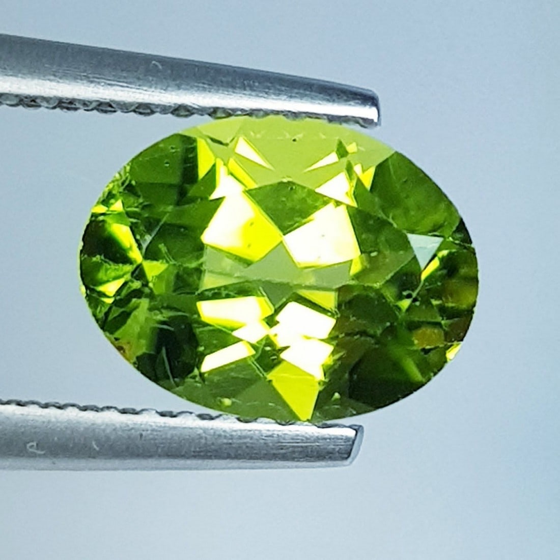 1.86 ctz " Stunning Green " Natural Pakistan Peridot: No Reserve! Title: 1.86 ctz " Stunning Green " Natural Pakistan Peridot Color/Clarity: Green / VVS Gemstone: Peridot Carat Weights: 1.86 Size: 9.00 x 6.90 x 450 Additional Information: Oval / Pakistan