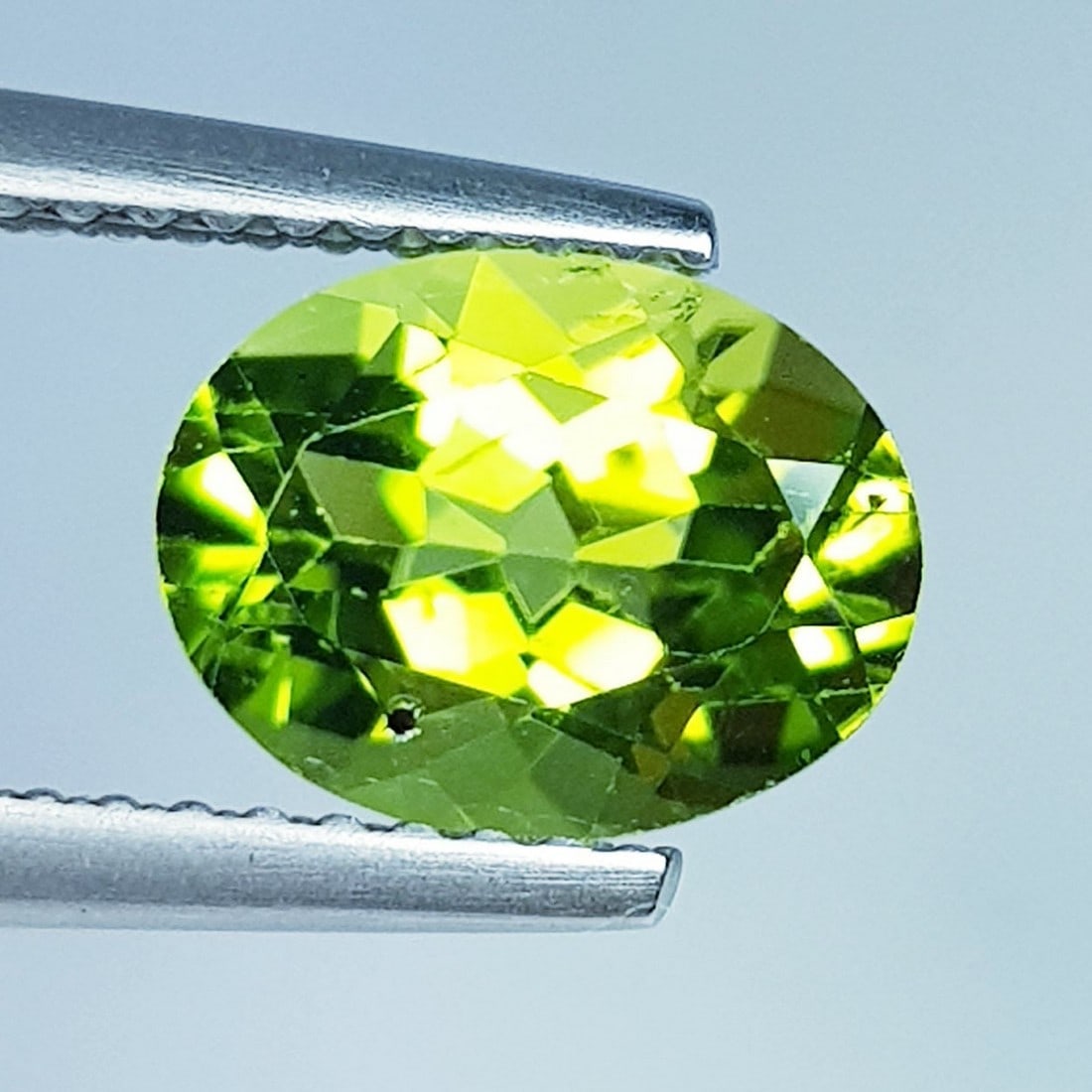 2.07 ctz " Stunning Green " Natural Pakistan Peridot: No Reserve! Title: 2.07 ctz " Stunning Green " Natural Pakistan Peridot Color/Clarity: Green / VVS Gemstone: Peridot Carat Weights: 2.07 Size: 9.00 x 7.00 x 4.80 Additional Information: Oval / Pakista