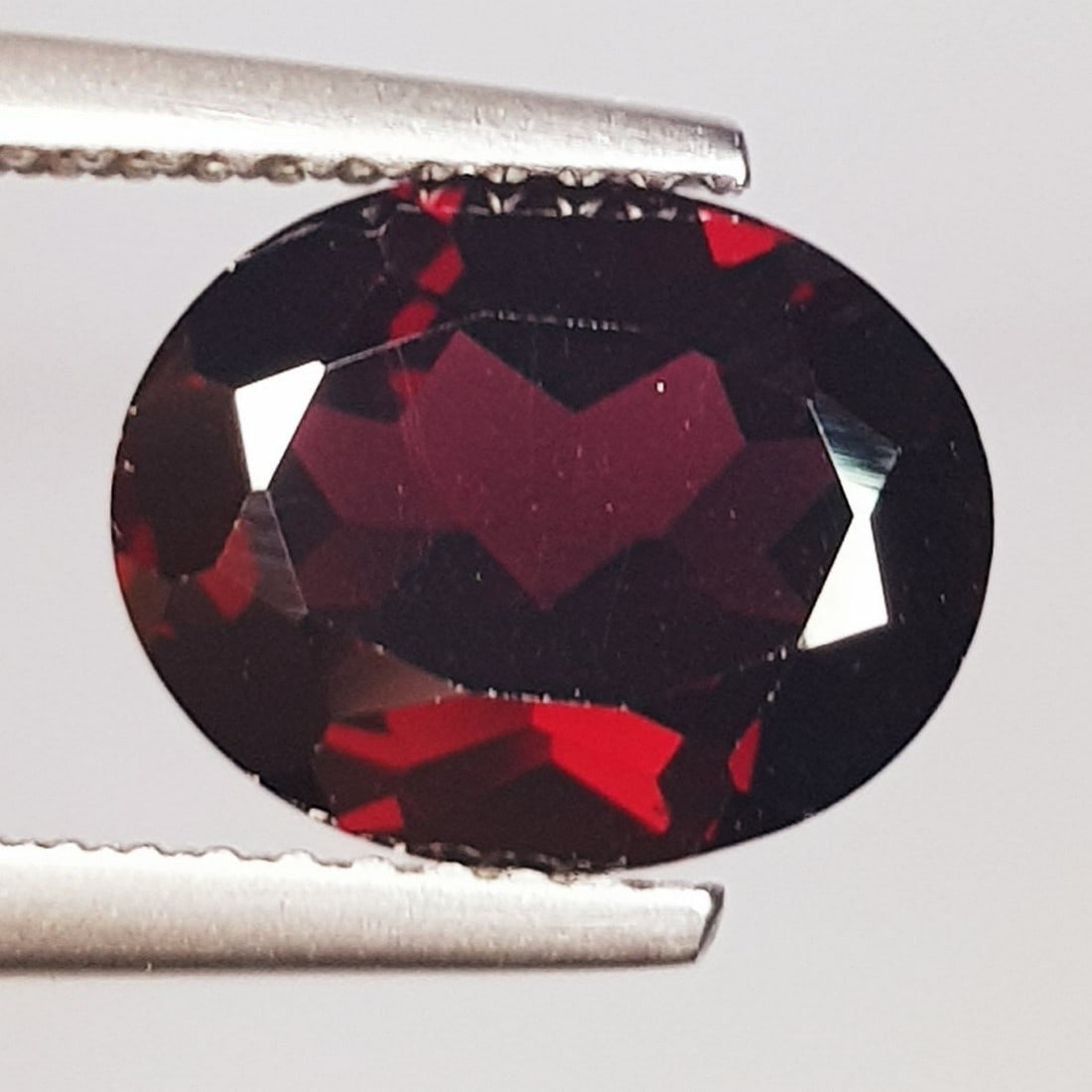 3.30 ctz" Beautiful Purple Pink Gem" Natural Rhodolite Garnet: No Reserve! Title: 3.30 ctz" Beautiful Purple Pink Gem" Natural Rhodolite Garnet Color/Clarity: Purple Pink / IF-VVS Gemstone: Rhodolite Garnet Carat Weights: 3.3 Size: 10.00 x 8.00 x 4.50 Additional 