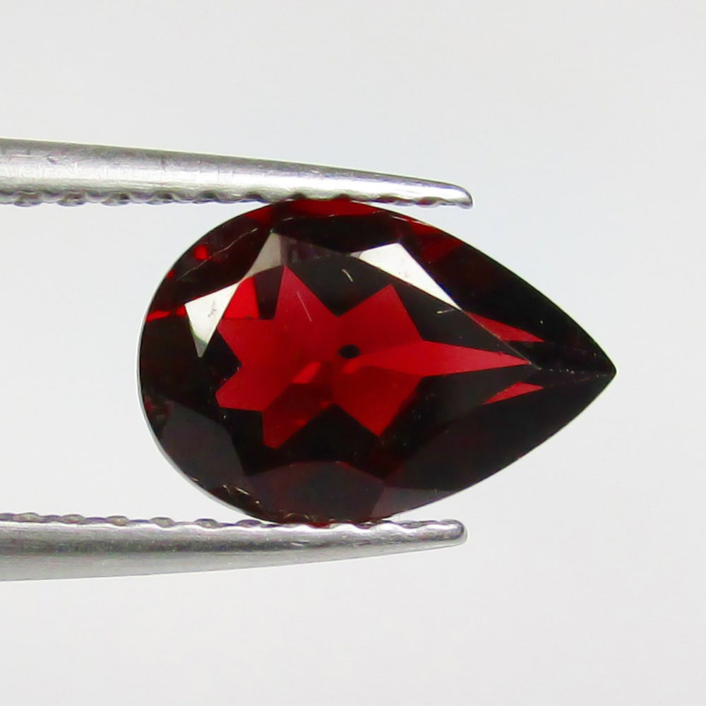 1.60 Ctw Natural Rhodolite Garnet Pear Cut: No Reserve! Title: 1.60 Ctw Natural Rhodolite Garnet Pear Cut Stone Clarity: VVS Gemstones: Natural Rhodolite Garnet Carat Weights: 1.60 Size/Dimensions: 9.40 x 6.50 x 3.90 mm Additional Information: 