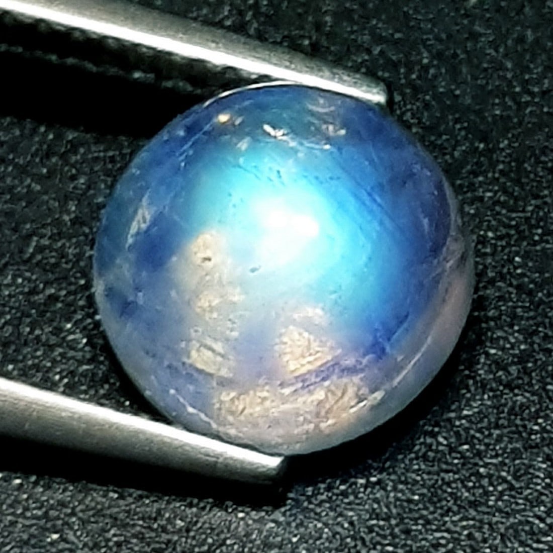 3.15 ctz" Stunning Collection" Natural Royal Blue Moonstone: No Reserve! Title: 3.15 ctz" Stunning Collection" Natural Royal Blue Moonstone Color/Clarity: Royal Blue / Trasparant Gemstone: Moonstone Carat Weights: 3.15 Size: 9.00 x 9.00 x 5.10 Additional Inform