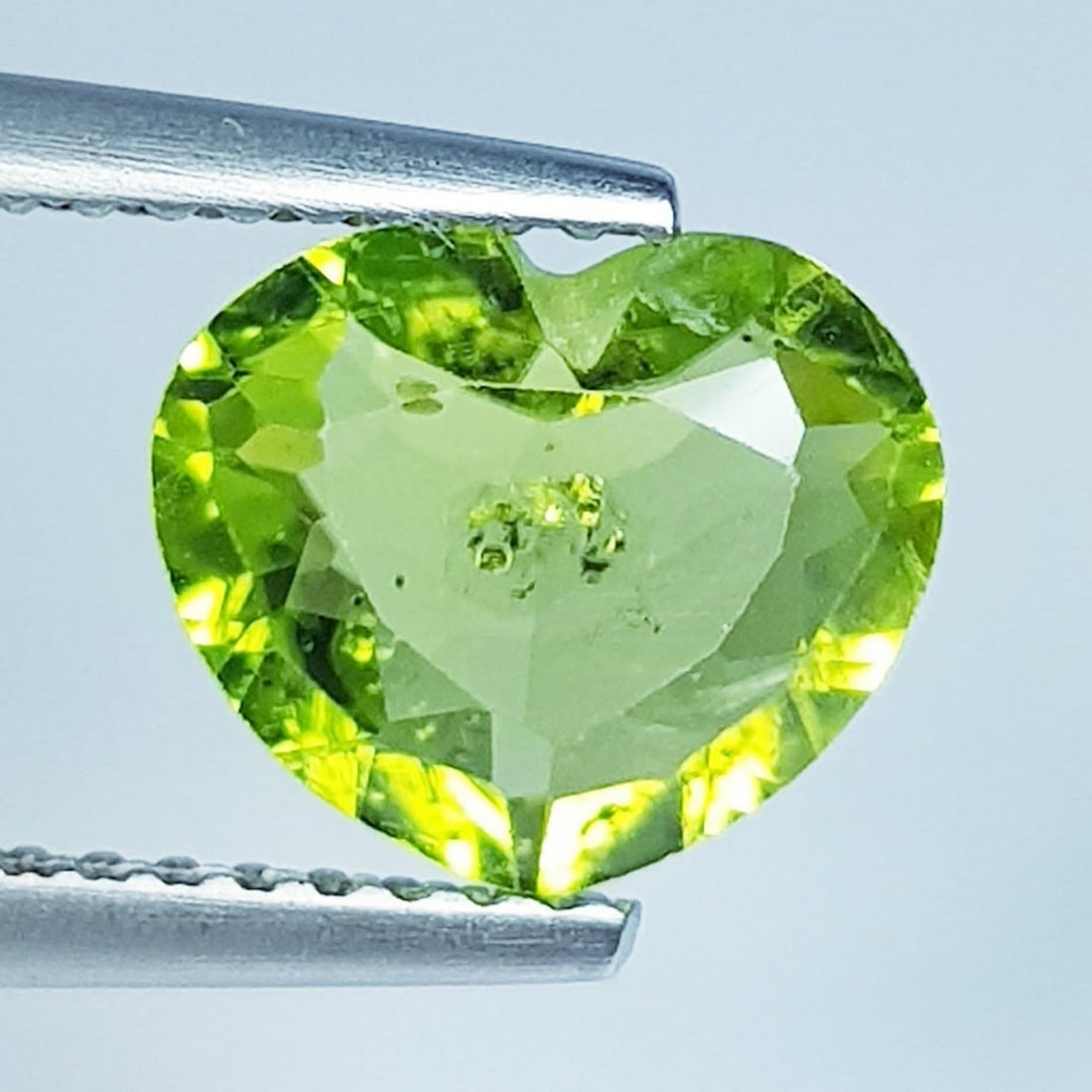 2.12 ctz " Stunning Green " Natural Pakistan Peridot: No Reserve! Title: 2.12 ctz " Stunning Green " Natural Pakistan Peridot Color/Clarity: Green / VVS Gemstone: Peridot Carat Weights: 2.12 Size: 7.60 x 9.00 x 4.10 Additional Information: Heart / Pakist