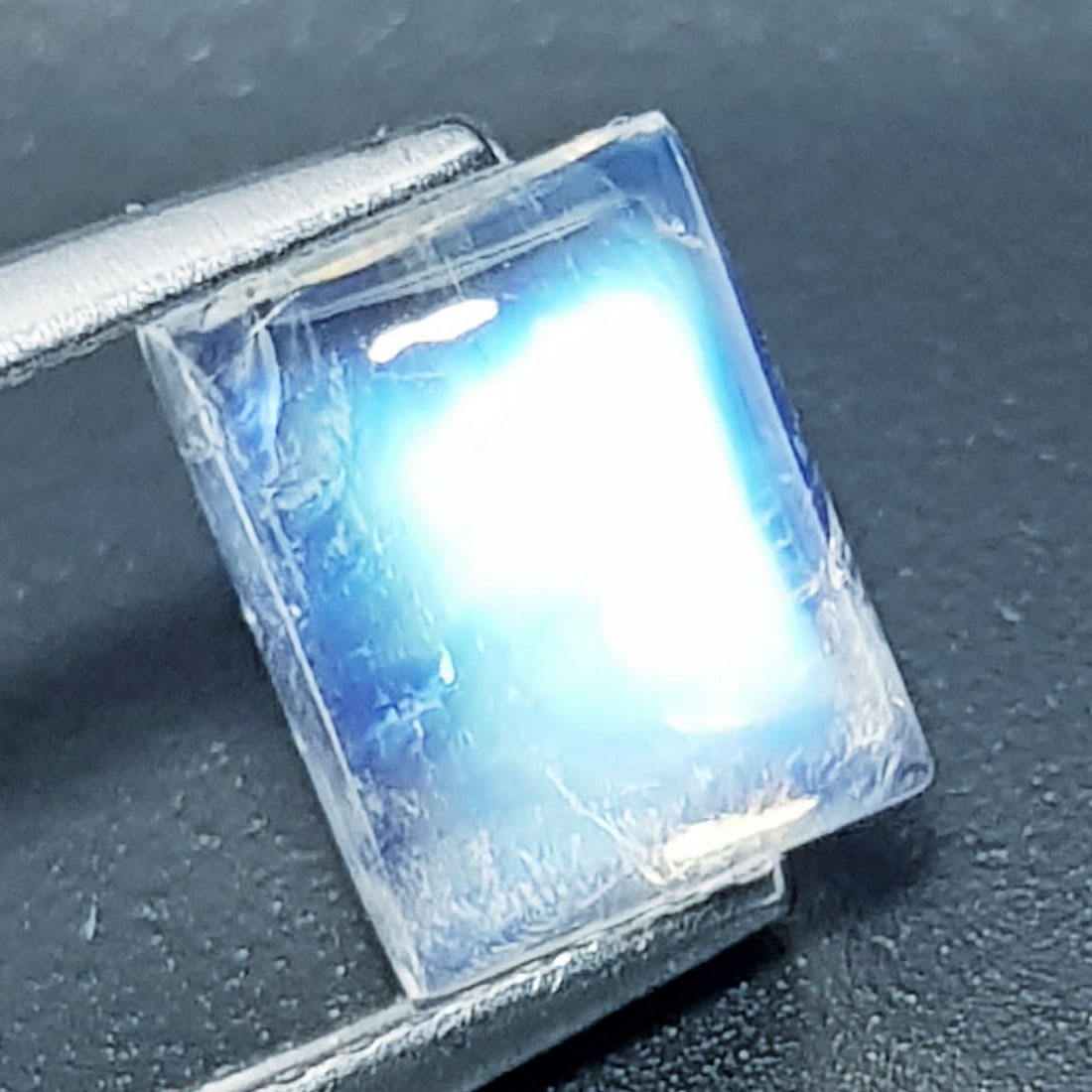 3.26 Ctz " Stunning Collection" Natural Royal Blue Moonstone: No Reserve! Title: 3.26 Ctz " Stunning Collection" Natural Royal Blue Moonstone Color/Clarity: Royal Blue / Transparant Gemstone: Moonstone Carat Weights: 3.26 Size: 9.00 x 7.00 x 4.80 Additional Info