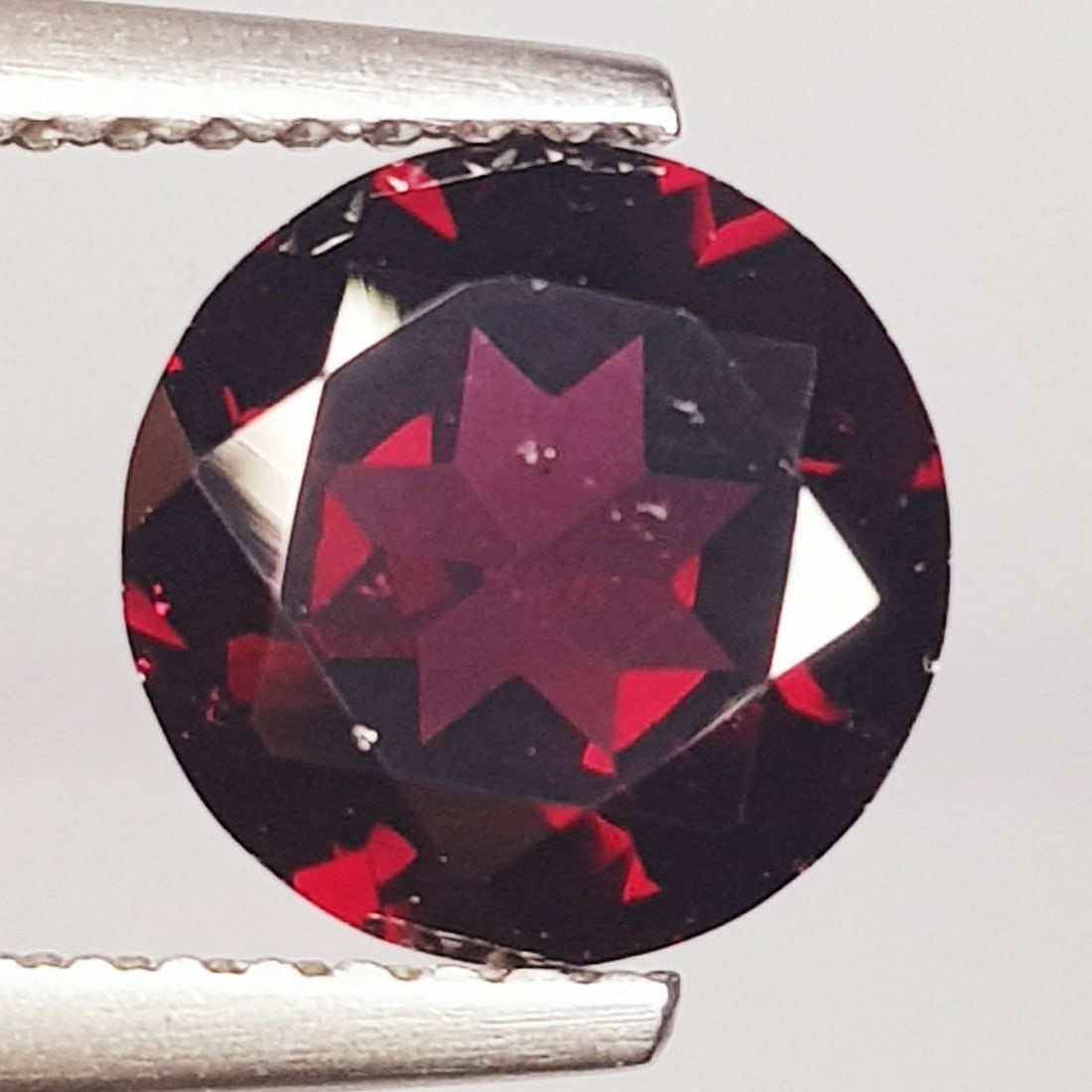 2.33 ctz" Beautiful Purple Pink Gem" Natural Rhodolite Garnet: No Reserve! Title: 2.33 ctz" Beautiful Purple Pink Gem" Natural Rhodolite Garnet Color/Clarity: Purple Pink / IF-VVS Gemstone: Rhodolite Garnet Carat Weights: 2.33 Size: 8.00 x 8.00 x 4.10 Additional 