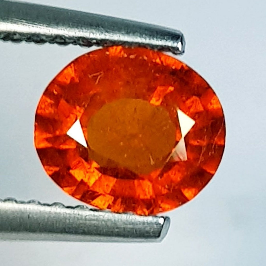 1.20 ctz" Beautiful Fanta Orange " Natural Spessartite Garnet: No Reserve! Title: 1.20 ctz" Beautiful Fanta Orange " Natural Spessartite Garnet Color/Clarity: Orange / VS Gemstone: Garnet Carat Weights: 1.2 Size: 6.90 x 6.00 x 3.20 Additional Information: Oval / 