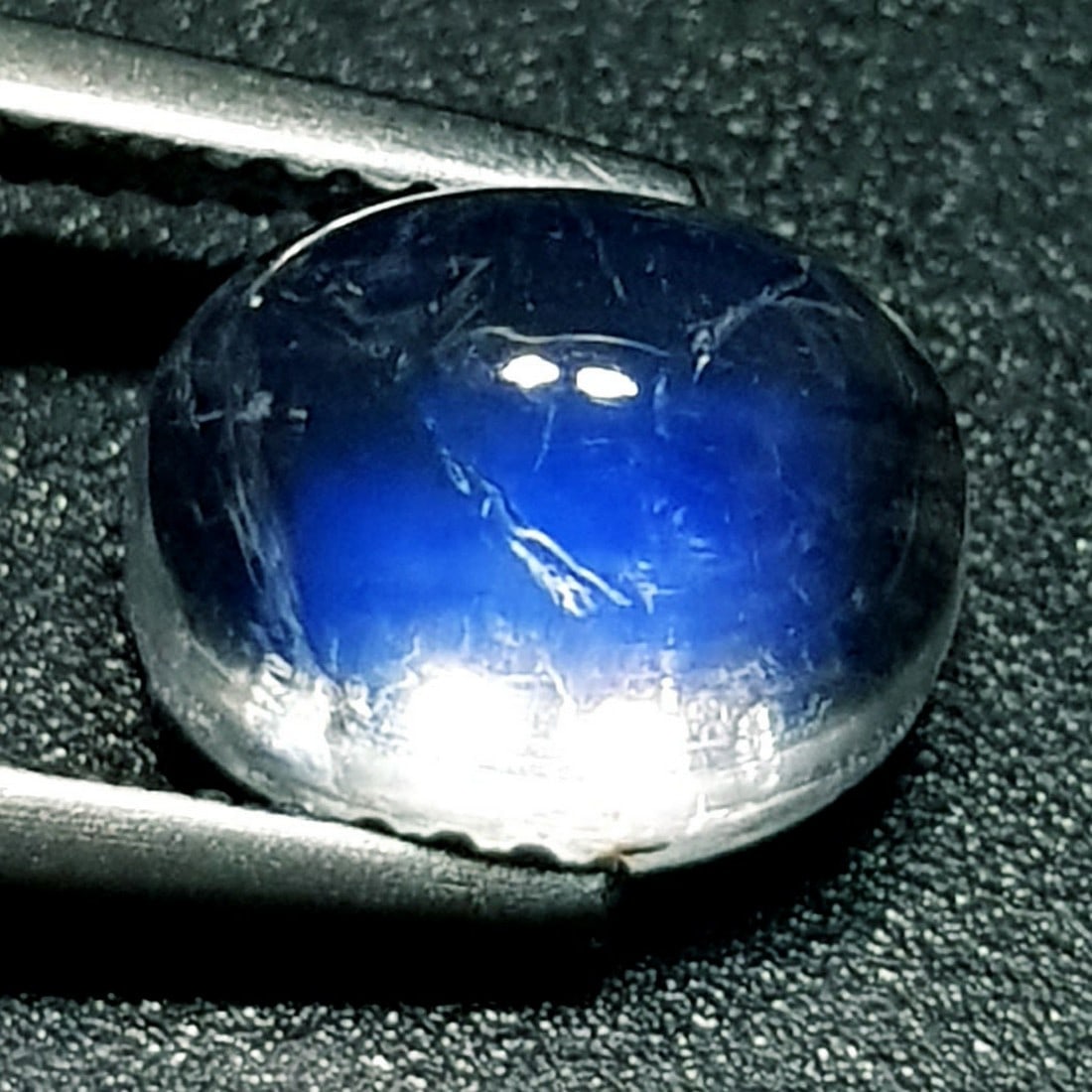 2.85 ctz" Stunning Collection" Natural Royal Blue Moonstone: No Reserve! Title: 2.85 ctz" Stunning Collection" Natural Royal Blue Moonstone Color/Clarity: Royal Blue / Trasparant Gemstone: Moonstone Carat Weights: 2.85 Size: 9.00 x 7.00 x 5.60 Additional Inform