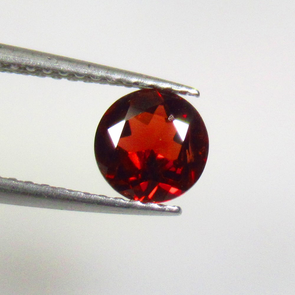 0.90 Ctw Natural Rhodolite Garnet Oval Cut: No Reserve! Title: 0.90 Ctw Natural Rhodolite Garnet Oval Cut Stone Clarity: VVS Gemstones: Natural Rhodolite Garnet Carat Weights: 0.90 Size/Dimensions: 6.10 x 3.30 mm Additional Information: Purplis