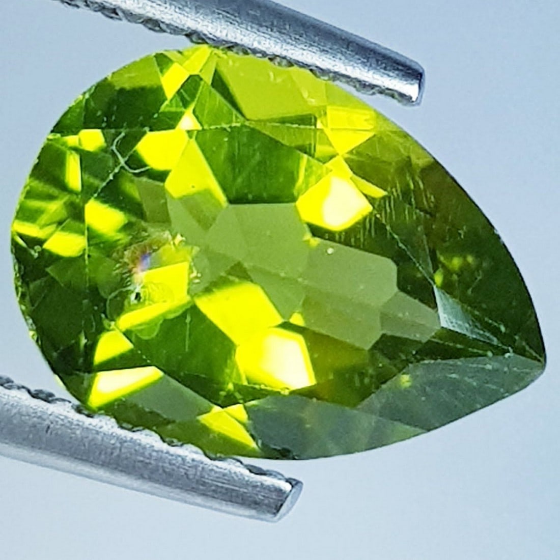 2.55 ctz" Lovely Pear Gem" Natural Green Peridot: No Reserve! Title: 2.55 ctz" Lovely Pear Gem" Natural Green Peridot Color/Clarity: Green / VVS-VS Gemstone: Peridot Carat Weights: 2.55 Size: 10.60 x 7.80 x 4.80 Additional Information: Pear / Pakista