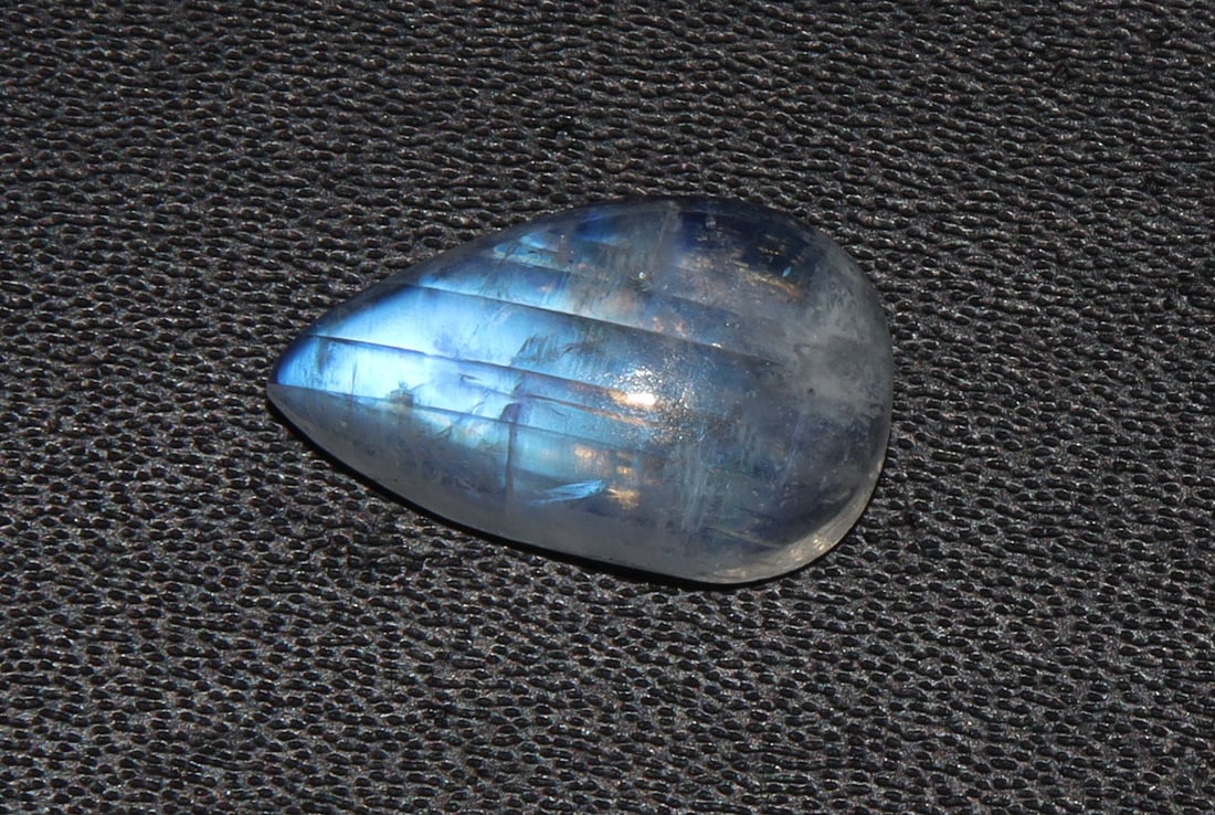Marvellous " Natural Rainbow Moonstone " 4.15 Cts Natural Rainbow Moonstone: No Reserve! Title: Marvellous " Natural Rainbow Moonstone " 4.15 Cts Natural Rainbow Moonstone Provenance/Additional Info: Gemstone : Natural Rainbow Moonstone. Shape : Pear Cabochan. Weight : 4.15 ca