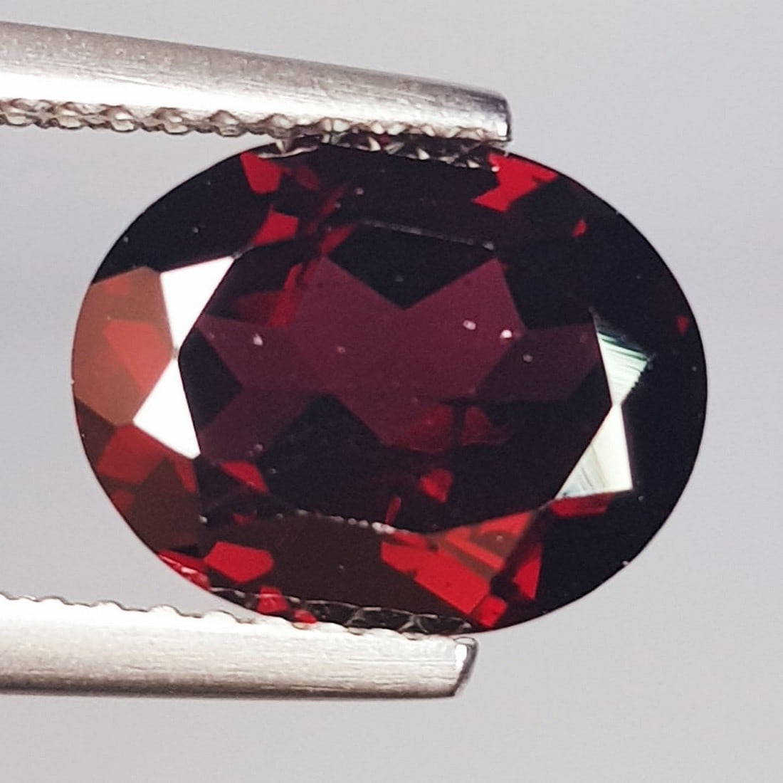 3.08 ctz" Beautiful Purple Pink Gem" Natural Rhodolite Garnet: No Reserve! Title: 3.08 ctz" Beautiful Purple Pink Gem" Natural Rhodolite Garnet Color/Clarity: Purple Pink / IF-VVS Gemstone: Rhodolite Garnet Carat Weights: 3.08 Size: 10.00 x 8.00 x 4.30 Additional