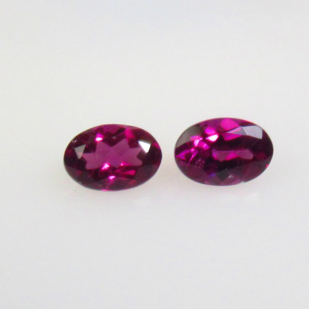 1.26 Ctw Natural Rhodolite Garnet Oval Pair: No Reserve! Title: 1.26 Ctw Natural Rhodolite Garnet Oval Pair Stone Clarity: VVS Gemstones: Natural Rhodolite Garnet Carat Weights: 1.26 Size/Dimensions: 6.10 x 4.20 x 3.10 mm / 2 Pc's Additional Inf