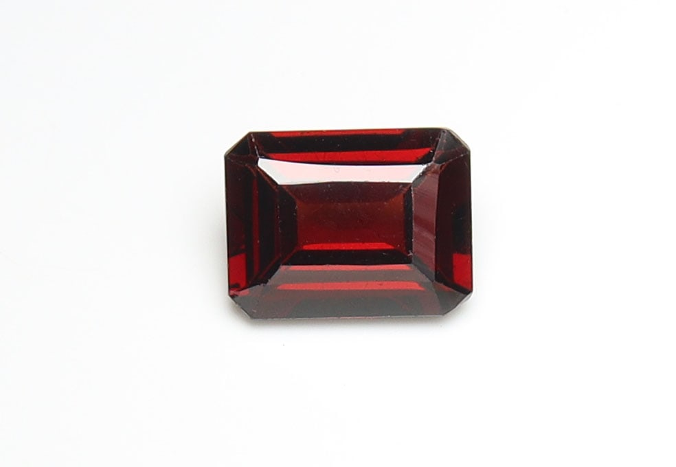 Fabulous " Natural Pyrope Almandine Garnet " 2.70 Cts Natural Pyrope Almandine Garnet: No Reserve! Title: Fabulous " Natural Pyrope Almandine Garnet " 2.70 Cts Natural Pyrope Almandine Garnet Provenance/Additional Info: Gemstone : Natural Almandine Garnet. Shape and cut : Rectengular Cu