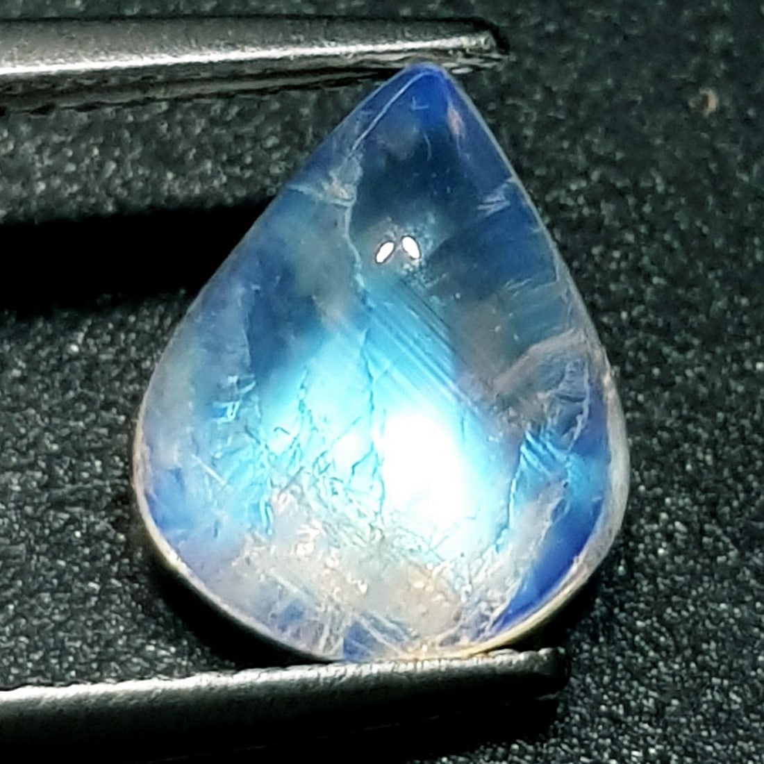 3.51 ctz" Stunning Collection" Natural Royal Blue Moonstone: No Reserve! Title: 3.51 ctz" Stunning Collection" Natural Royal Blue Moonstone Color/Clarity: Royal Blue / Trasparant Gemstone: Moonstone Carat Weights: 3.51 Size: 11.00 x 9.00 x 5.50 Additional Infor