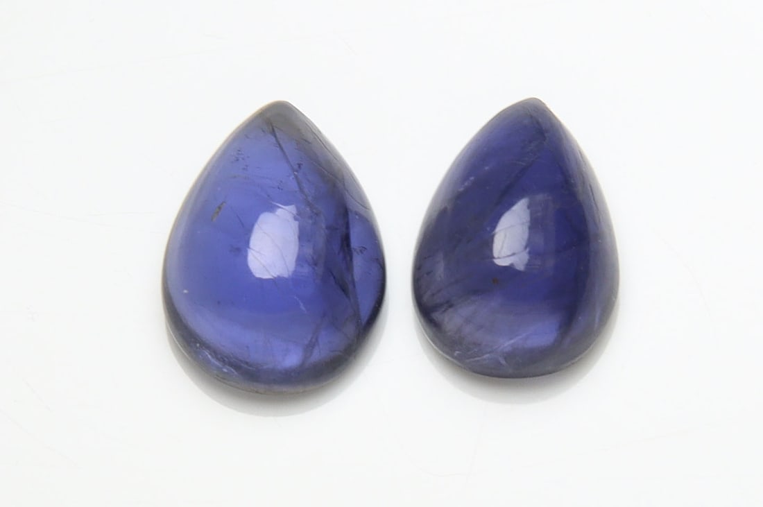 Stunning " Natural Iolite Violet " 4.06 Cts Natural Iolite Lot: No Reserve! Title: Stunning " Natural Iolite Violet " 4.06 Cts Natural Iolite Lot Provenance/Additional Info: Gemstone : Natural Iolite. Shape and Cut : Pear Cabochon. Weight : 4.06 Carats. Measuremen