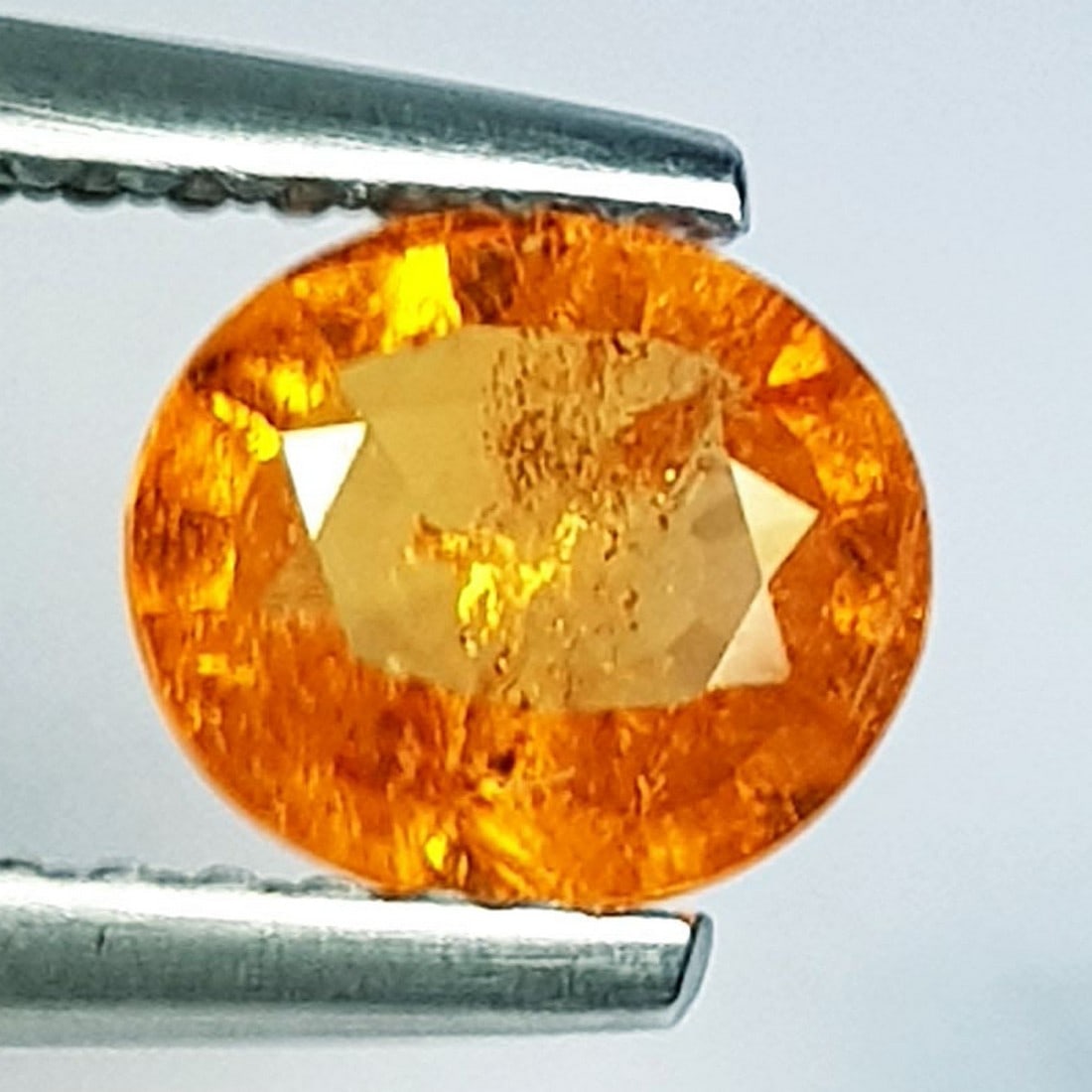 0.95 ctz" Beautiful Fanta Orange " Natural Spessartite Garnet: No Reserve! Title: 0.95 ctz" Beautiful Fanta Orange " Natural Spessartite Garnet Color/Clarity: Orange / VS Gemstone: Garnet Carat Weights: 0.95 Size: 6.50 x 5.80 x 2.60 Additional Information: Oval /