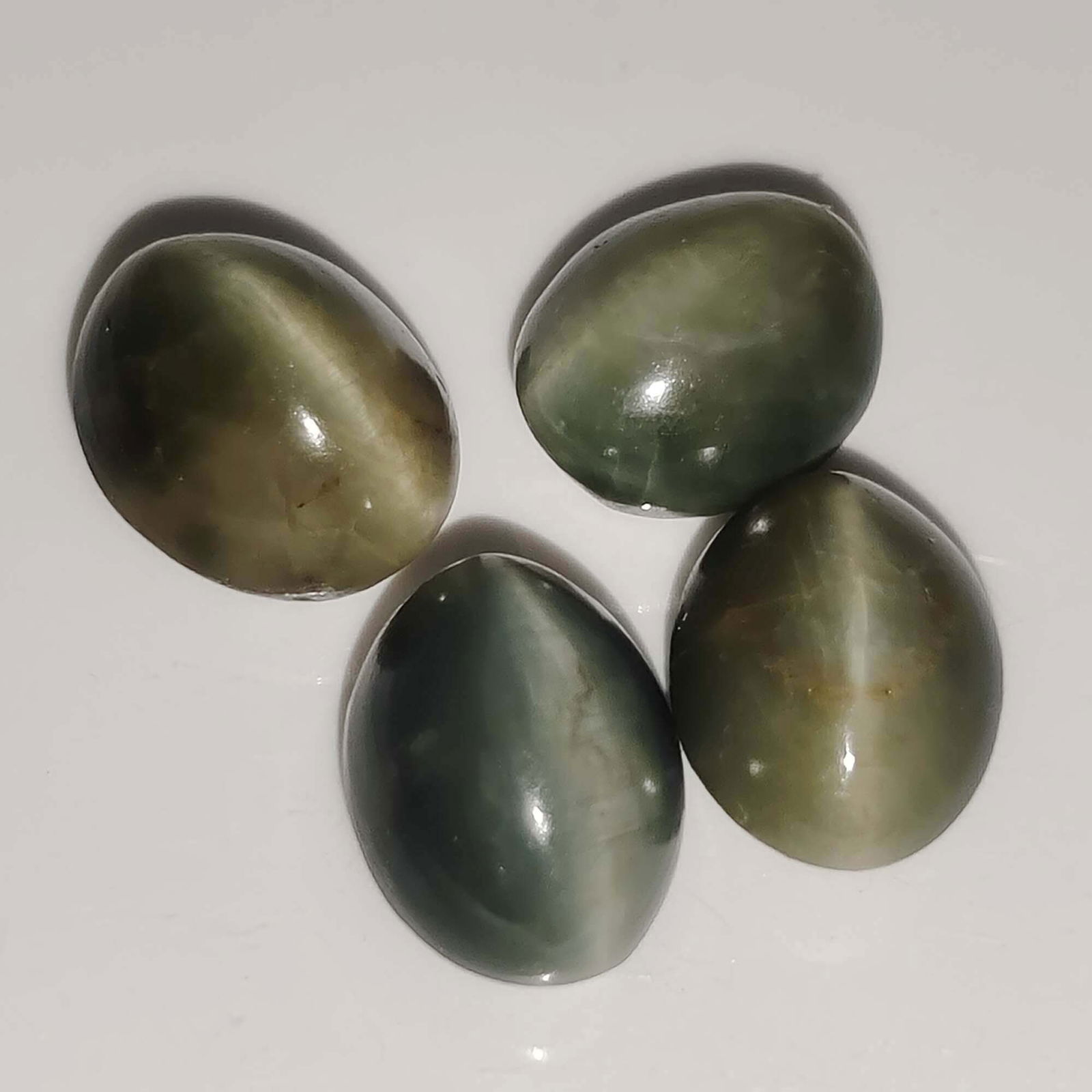 30.80 Ct Natural Golden Cat's Eye: No Reserve! Title: 30.80 Ct Natural Golden Cat's Eye Additional Information: Gemstones: Natural Cat's Eye Carat Weights: 30.80 ct Size/Dimensions: 13 X 10 mm Treatment: No Materials & Techniques: Cat'