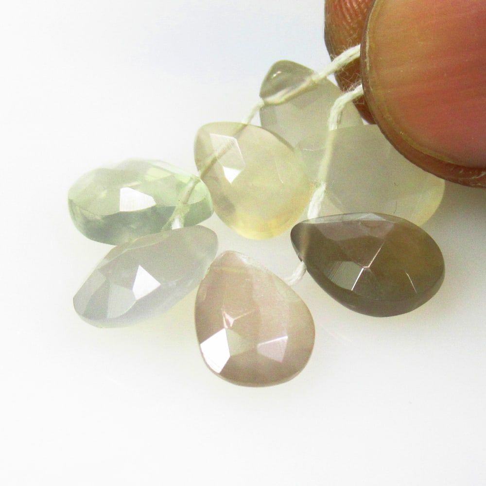 12.45 Ctw Natural 7 Drilled Moonstone Pear Beads: No Reserve! Title: 12.45 Ctw Natural 7 Drilled Moonstone Pear Beads Stone Clarity: Semi-Transparent Gemstones: Natural Moonstone Beads Carat Weights: 12.45 Size/Dimensions: 9.4x7.1 - 10.7x7.5 mm / 7 P