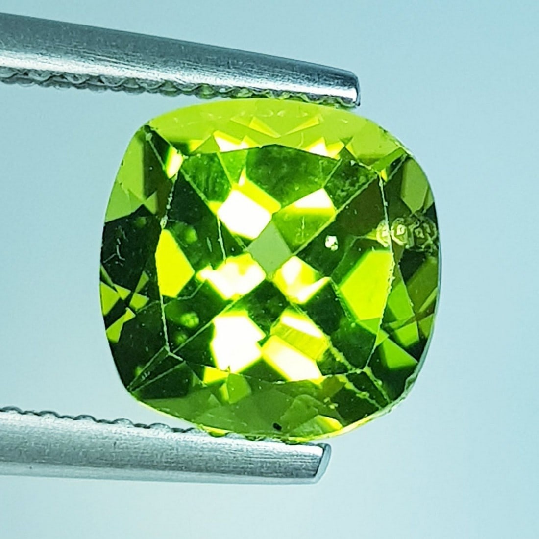 2.31 ctz " Stunning Green " Natural Pakistan Peridot: No Reserve! Title: 2.31 ctz " Stunning Green " Natural Pakistan Peridot Color/Clarity: Green / VVS Gemstone: Peridot Carat Weights: 2.31 Size: 8.00 x 8.00 x 5.10 Additional Information: Cushion / Paki