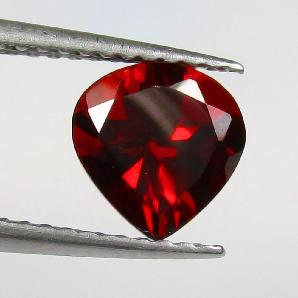 1.50 Ctw Natural Rhodolite Garnet Pear Cut: No Reserve! Title: 1.50 Ctw Natural Rhodolite Garnet Pear Cut Stone Clarity: VVS Gemstones: Natural Rhodolite Garnet Carat Weights: 1.5 Size/Dimensions: 7.40 x 7.10 x 4.70 mm Additional Information: P