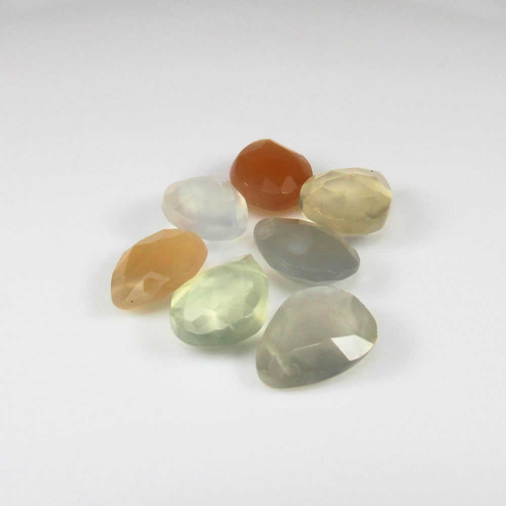 Natural Moonstone Beads - 11.15 Ct: No Reserve! Title: Natural Moonstone Beads - 11.15 Ct Origin: India Weight: 11.15 Size/Dimensions: 9.0x6.0 - 10.5x7.3 mm Additional Information: Pieces : 7 No's / Shape : Drilled Pear Beads / Color :