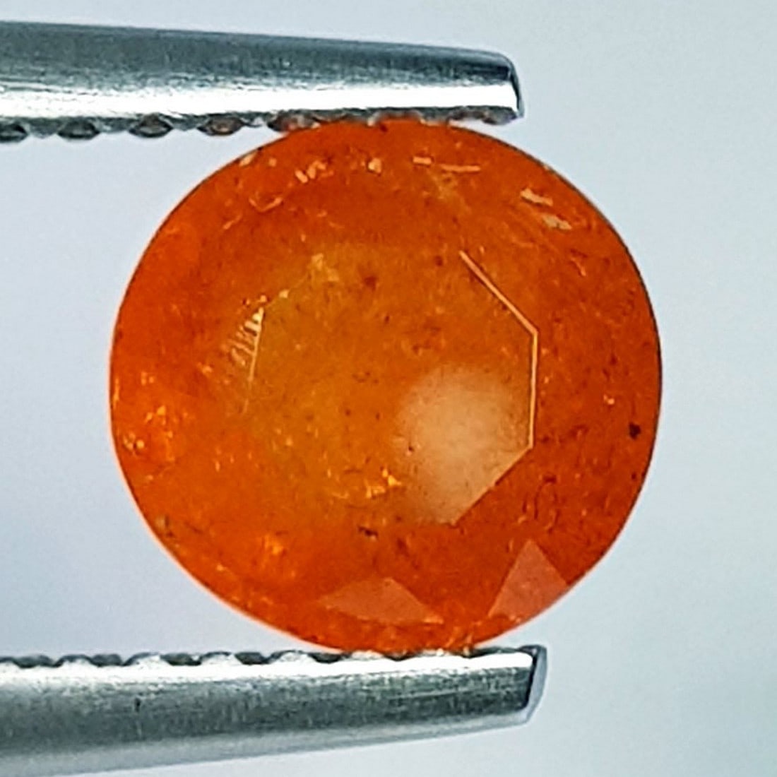 1.82 ctz" Beautiful Fanta Orange " Natural Spessartite Garnet: No Reserve! Title: 1.82 ctz" Beautiful Fanta Orange " Natural Spessartite Garnet Color/Clarity: Orange / VS Gemstone: Garnet Carat Weights: 1.82 Size: 6.60 x 6.60 x 4.10 Additional Information: Round 