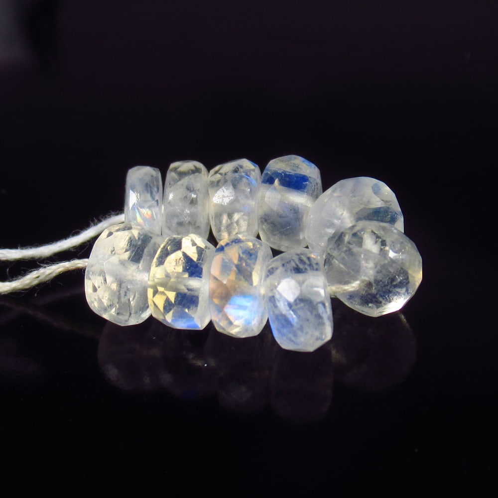 Natural Blue Moonstone Beads - 9.42 Ct: No Reserve! Title: Natural Blue Moonstone Beads - 9.42 Ct Origin: India Weight: 9.42 Size/Dimensions: 5.5 - 6.0 mm Additional Information: Pieces : 10 No's / Shape : Round Drilled / Color : Blue Tint