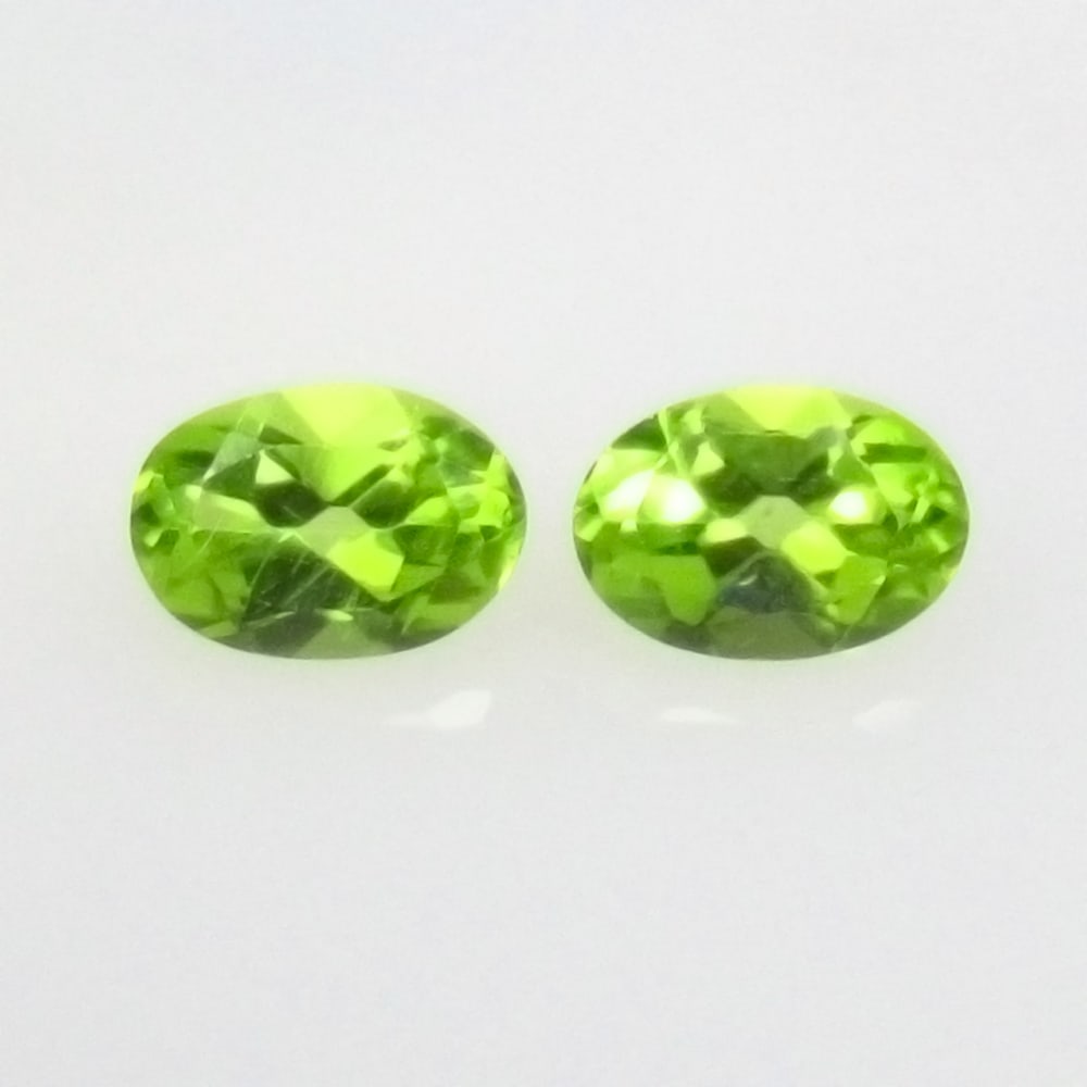 1.18 Ctw Natural Pakistan Peridot Cushion Pair: No Reserve! Title: 1.18 Ctw Natural Pakistan Peridot Cushion Pair Stone Clarity: VVS Gemstones: Natural Peridot Carat Weights: 1.18 Size/Dimensions: 6.00 x 4.10 x 3.20 mm / 2 Pc's Additional Informati