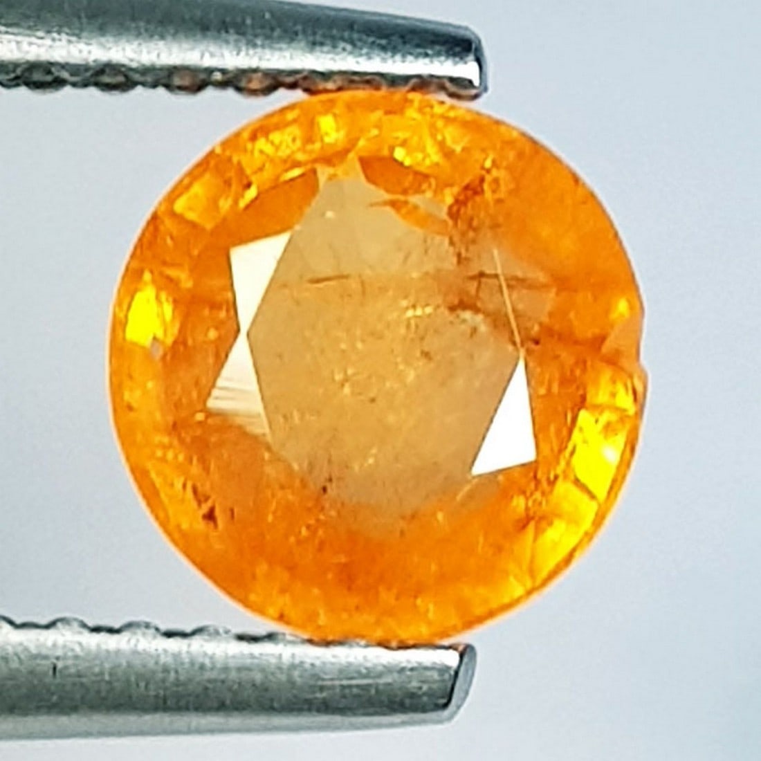 1.63 ctz" Beautiful Fanta Orange " Natural Spessartite Garnet: No Reserve! Title: 1.63 ctz" Beautiful Fanta Orange " Natural Spessartite Garnet Color/Clarity: Orange / VS Gemstone: Garnet Carat Weights: 1.63 Size: 6.50 x 6.50 x 3.80 Additional Information: Round 