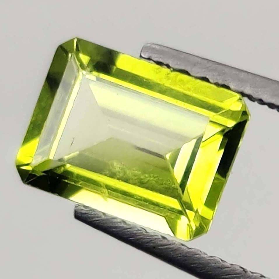 1.40 ct Top Quality Natural Pakistan Peridot: No Reserve! Title: 1.40 ct Top Quality Natural Pakistan Peridot Additional Information: Gemstones: Natural Peridot Carat Weights: 1.40 ct Size/Dimensions: 6 X 8 mm Treatment: No Materials & Techniques
