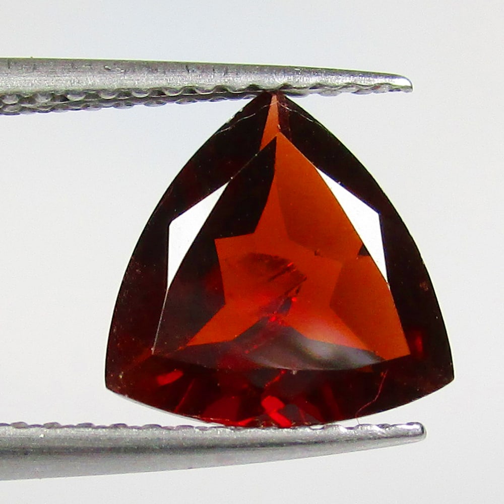2.27 Ctw Natural Rhodolite Garnet Trillion Cut: No Reserve! Title: 2.27 Ctw Natural Rhodolite Garnet Trillion Cut Stone Clarity: VVS Gemstones: Natural Rhodolite Garnet Carat Weights: 2.27 Size/Dimensions: 9.20 x 9.20 x 4.00 mm Additional Informati