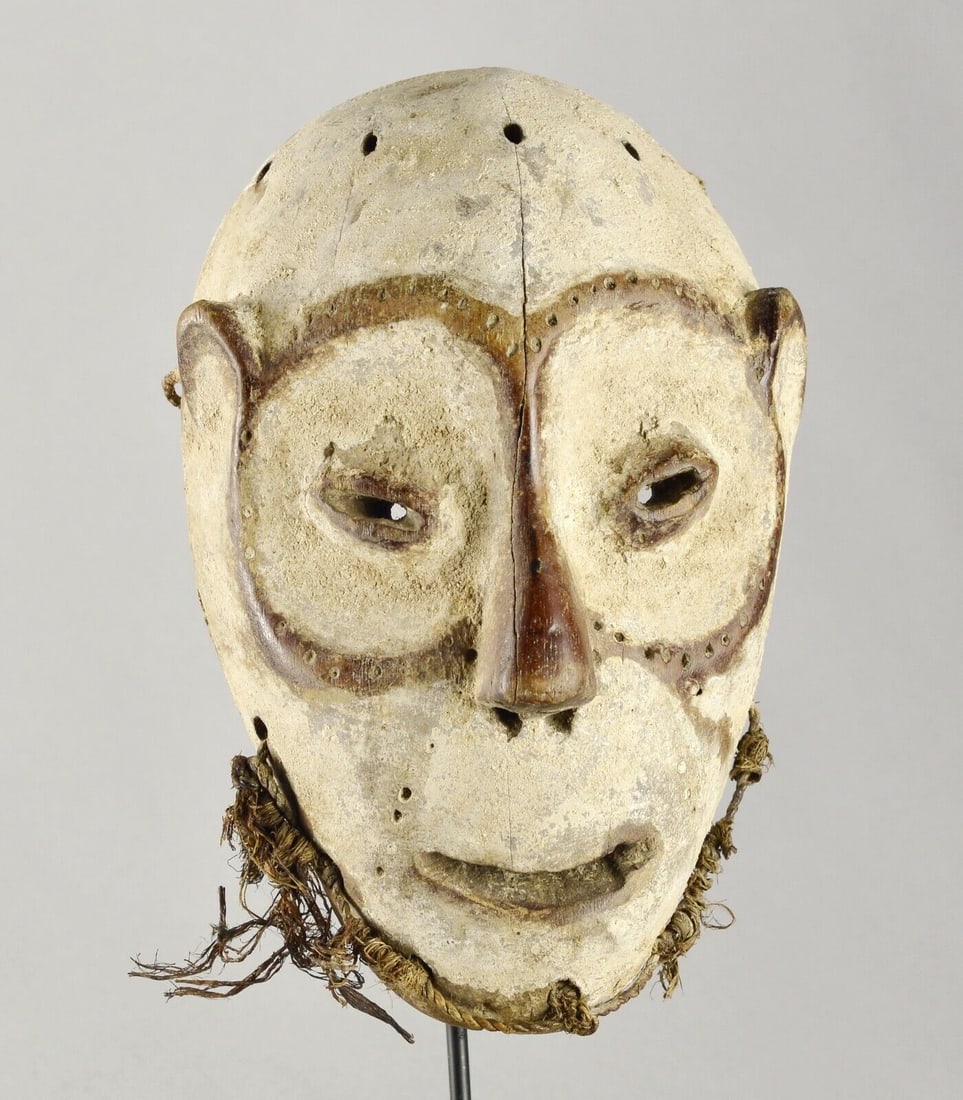 Superb LEGA Wood idimu Mask Bwami Cult Congo Zaire DRC African Tribal Art 1519: CONGO DRC SUPERB LEGA BWAMI IDIMU MASK The face is entirely covered with kaolin Around the eyes, the ears and the nose, we can see the wood Scarifications (small holes) in circles around the eyes A lu