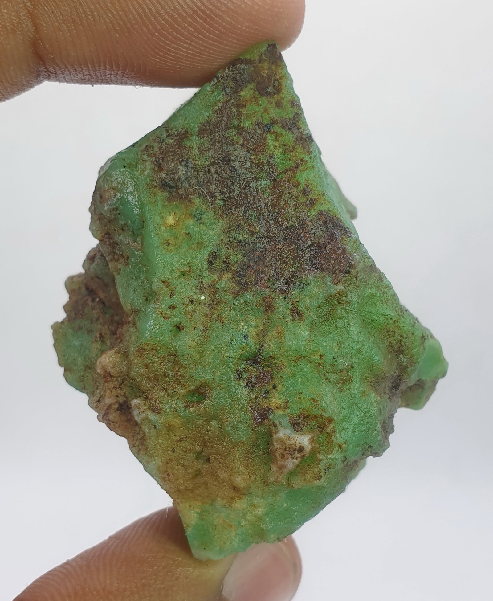 Natural & Unheated~ Green Chrysoprase Rough: Title: Natural & Unheated~ Green Chrysoprase Rough Color/Clarity: Green Gemstone Type: Rough Carat Weights: 298.40 Cts Size/Dimensions: 50x40x29 mm Reserve: $1.00 Shipping: Domestic: Flat-rate of $35.